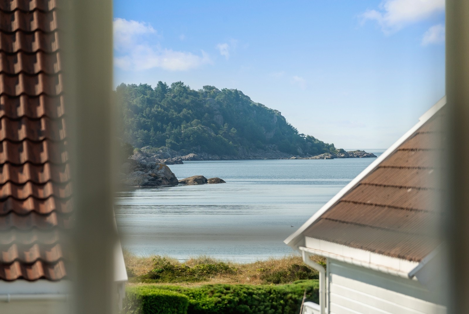 Utsikt fra loftstuen mot Njervesanden og havet. Galleribilde
