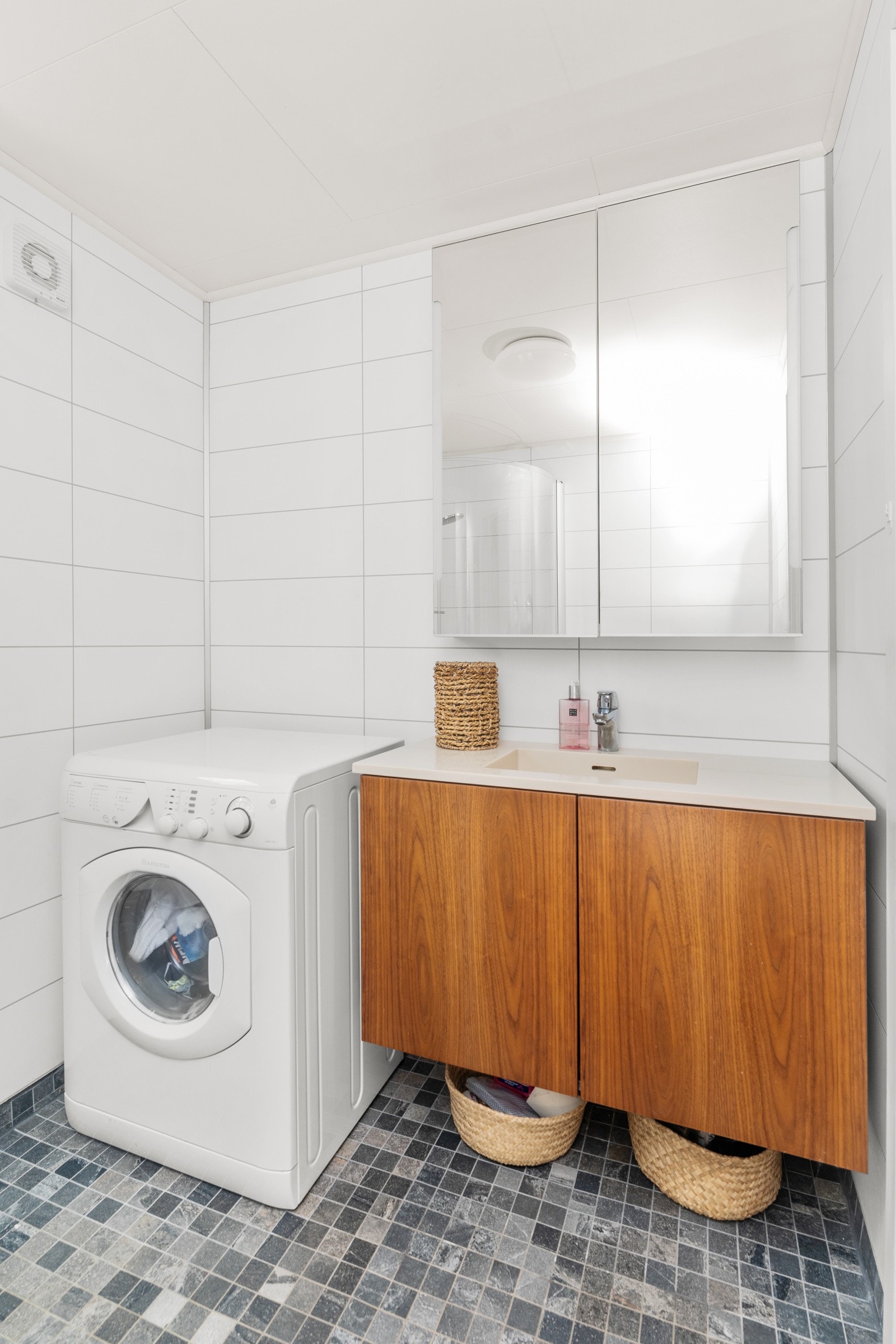 På badet er det plass og opplegg for vaskemaskin. Galleribilde