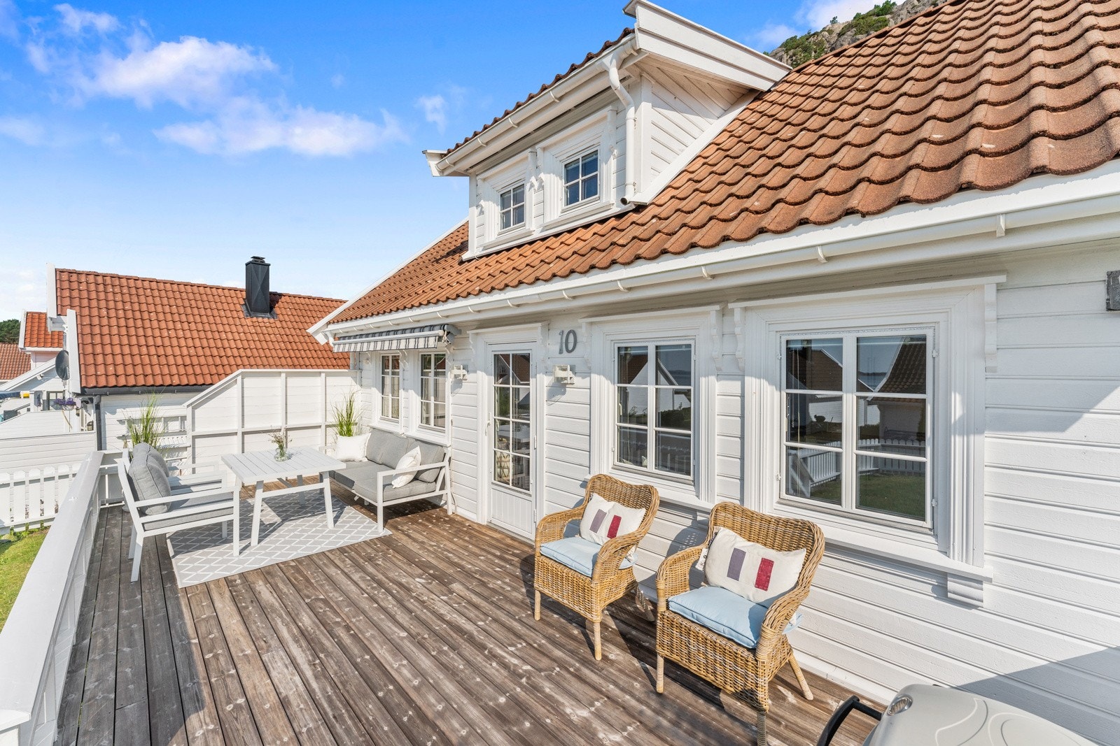 Hytten har en romslig terrasse med god plass for møblering på fremsiden. Galleribilde