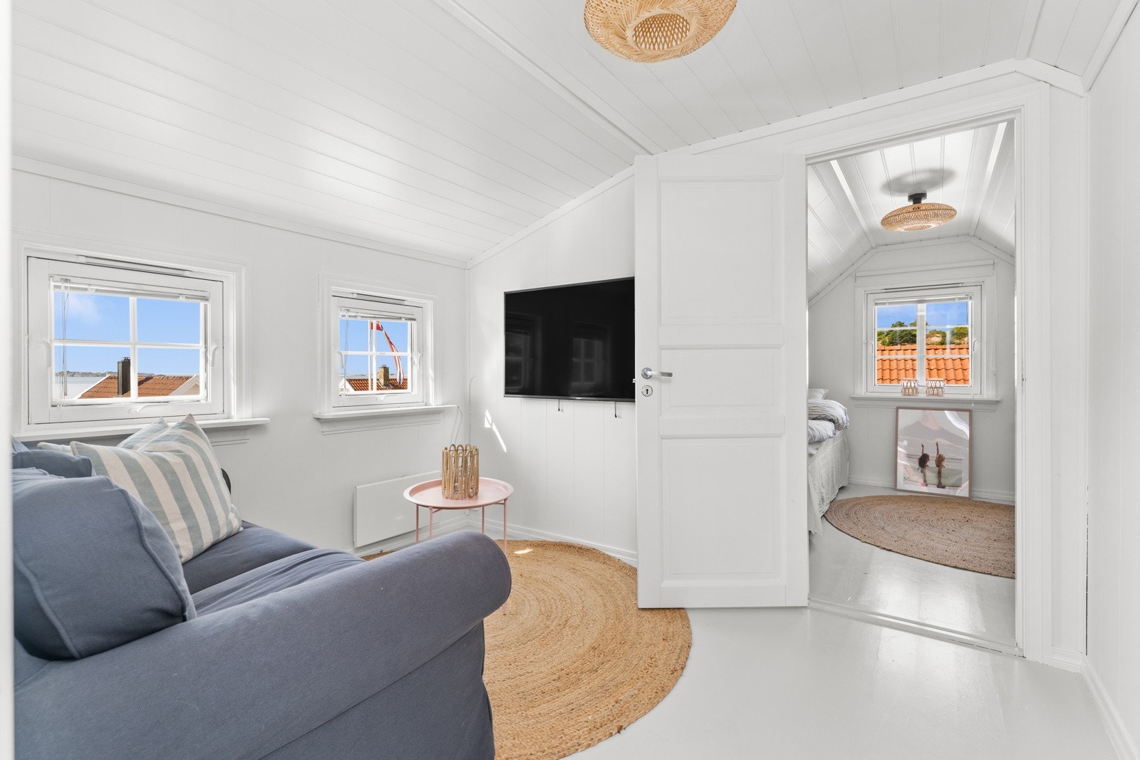 Loftsetasjen er malt opp i lyse farger og har flott utsyn mot Njervesanden fra vinduene i loftstuen. Galleribilde