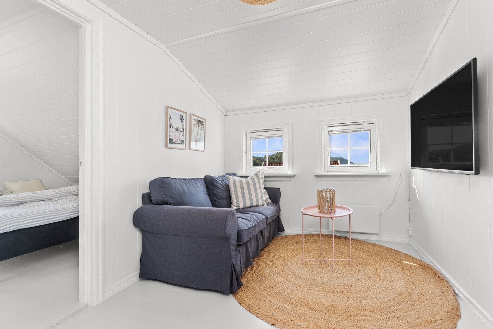 Praktisk loftstue med plass til innredning som spillrom eller annen aktivitet. Galleribilde