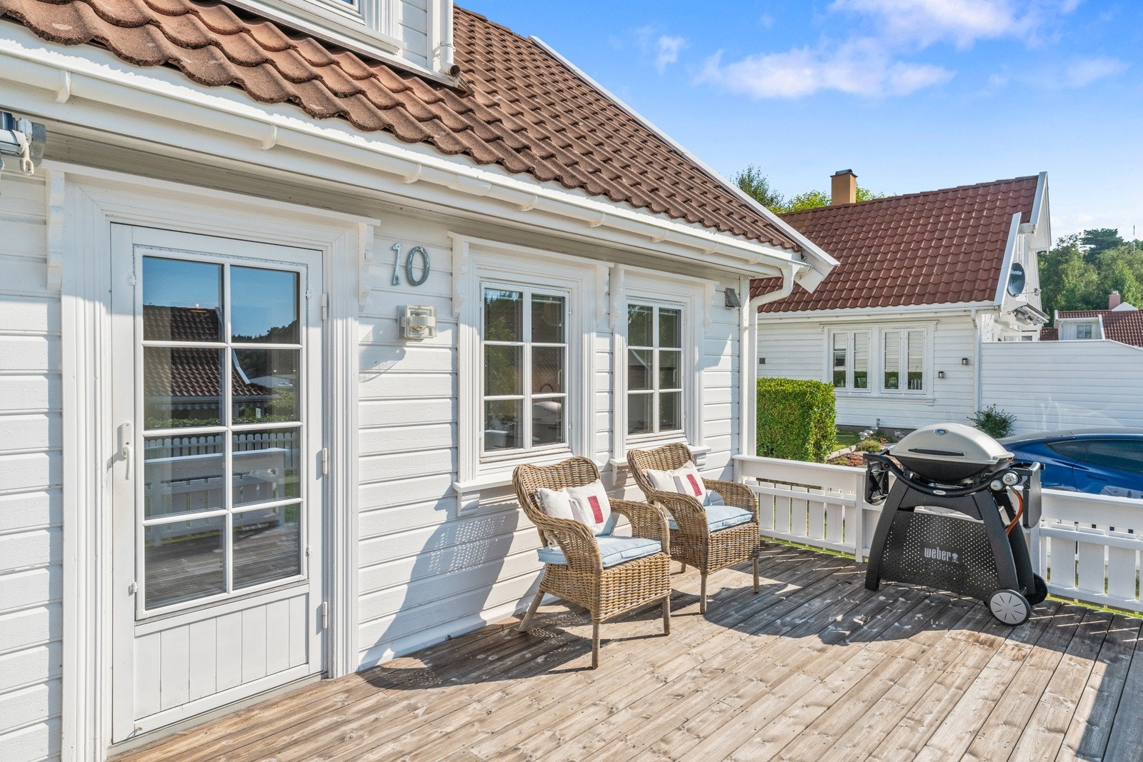 Romslig terrasse med markise som kan trekkes helt over terrassen. Galleribilde
