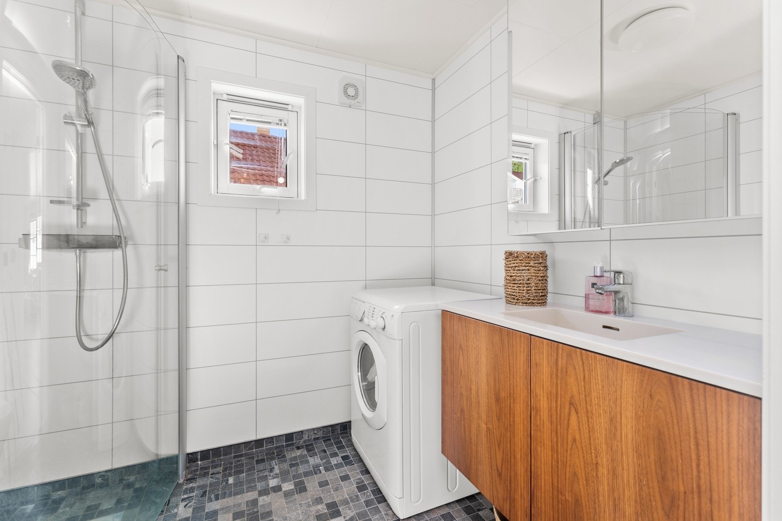 Lekkert bad med mosaikkflis med varmekabler på gulvet og innfellbar dusj. Galleribilde