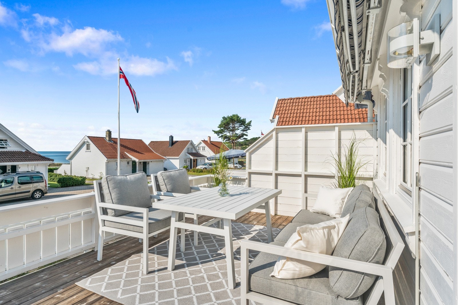 På fremsiden av hytten er det en stor terrasse med montert markise som kan strekkes over hele bredden. Galleribilde