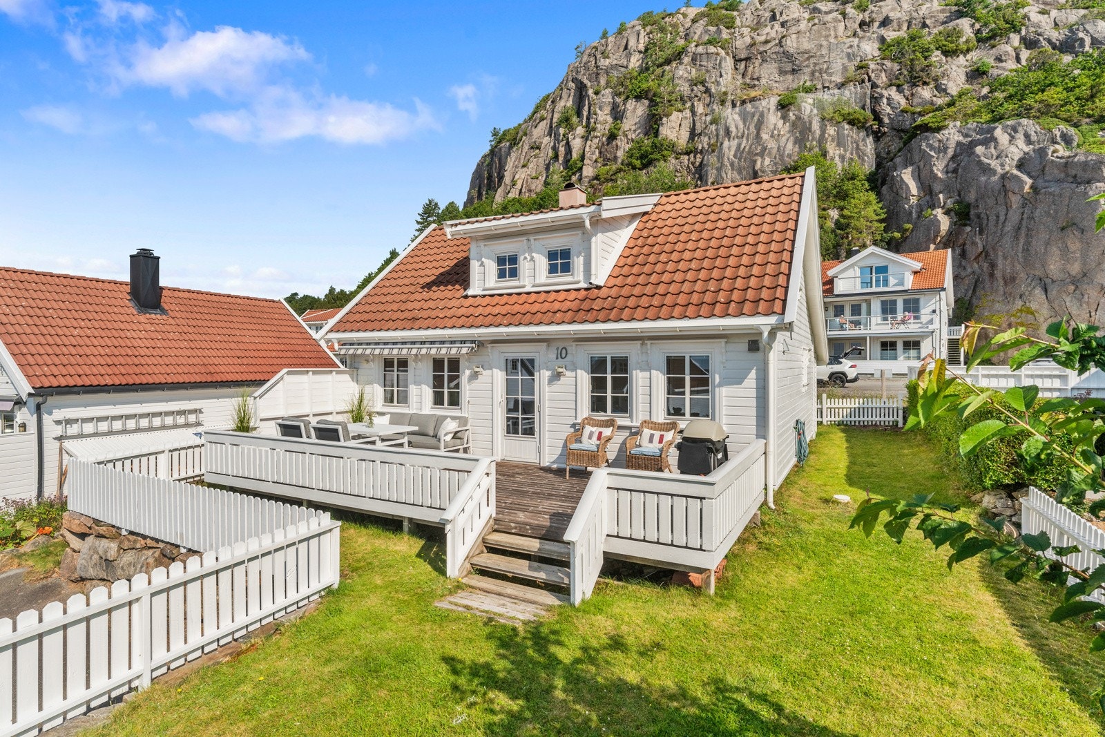 På terrassen er det nydelige solforhold og flott utsikt! God plass til flere sittegrupper. Galleribilde