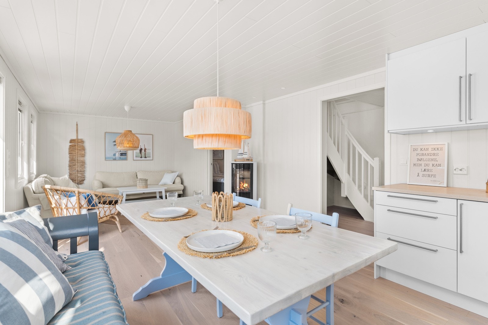 Kjøkkenet har en utforming som gjir plass til langbord for mange gjester. Galleribilde
