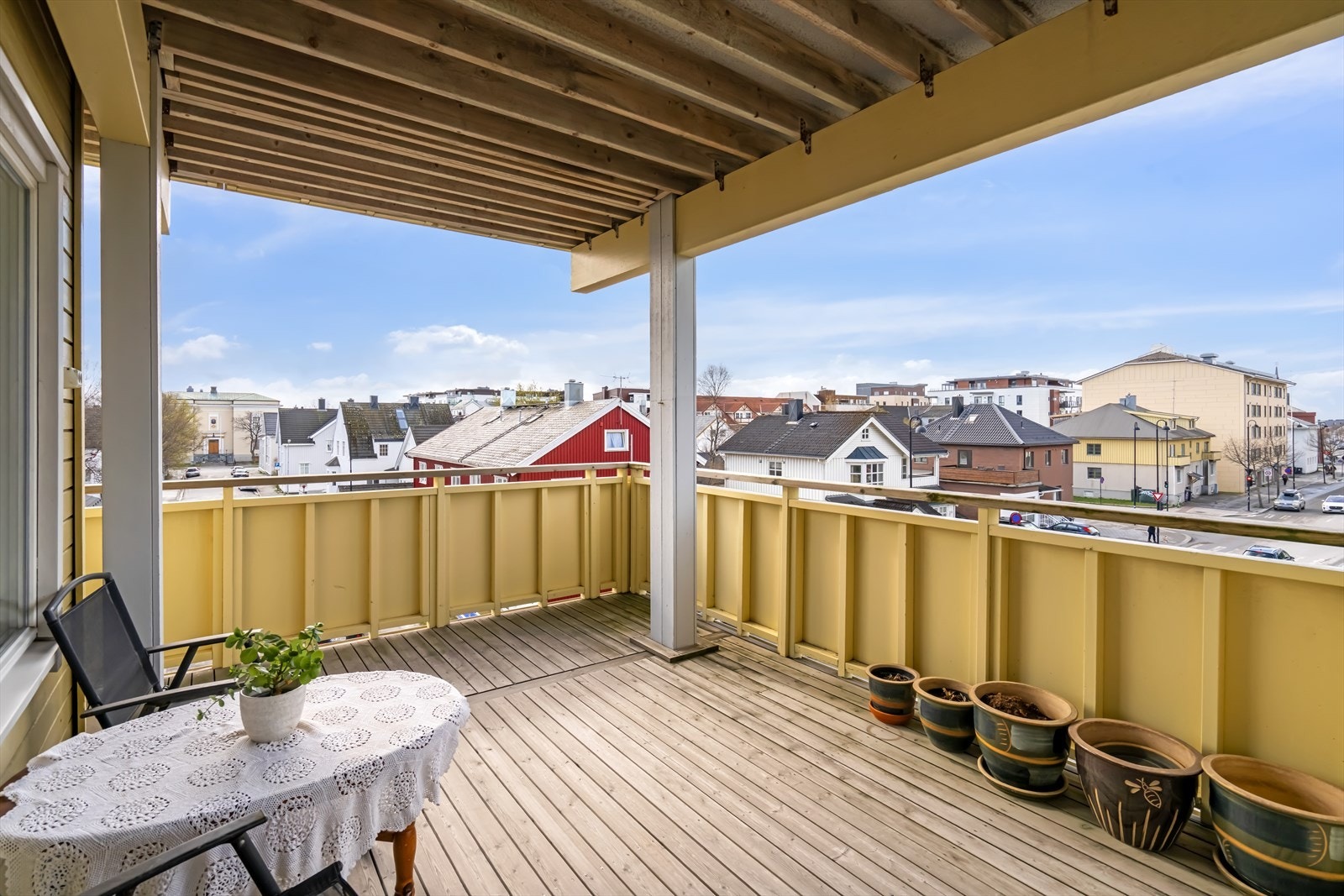 Fra stuen er det utgang til en svært romslig balkong på hele 22 kvadratmeter, med god plass til flere sittegrupper. Galleribilde