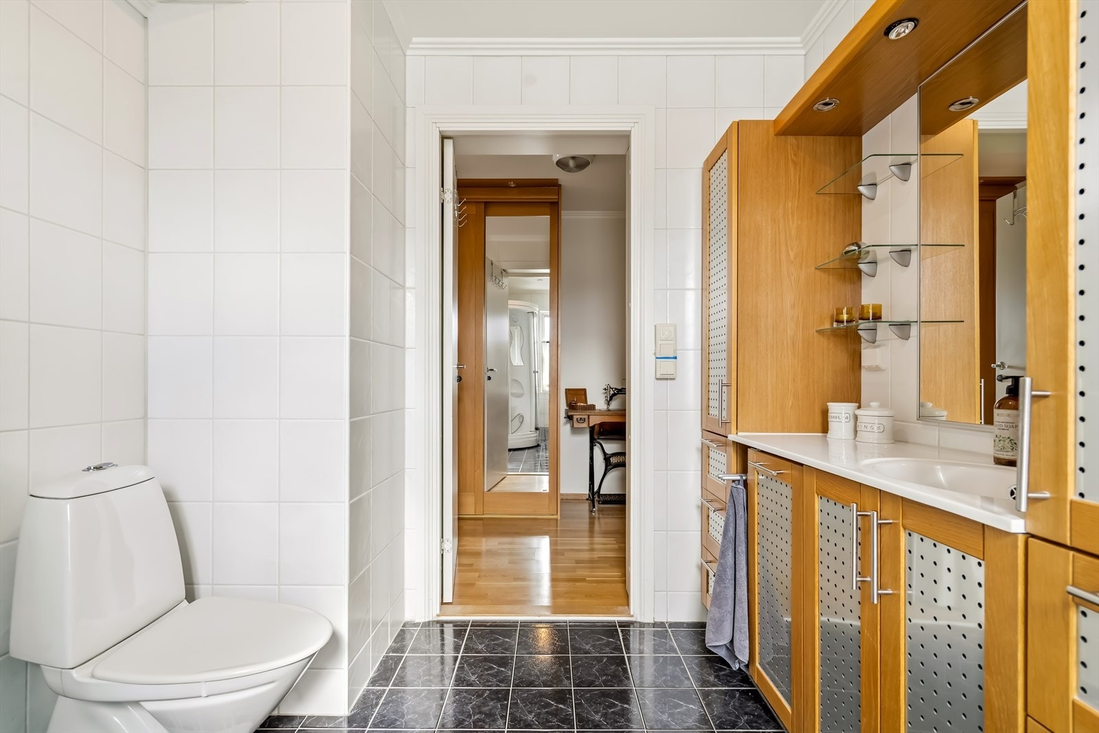 For øvrig er badet utstyrt med dusjkabinett, gulvstående toalett og opplegg for vaskemaskin. Galleribilde