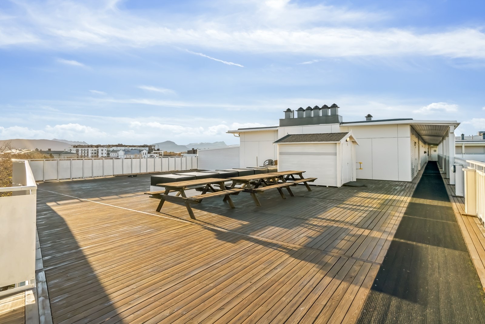 Flott felles takterrasse med sittegrupper, tilgjengelig for beboerne. Galleribilde
