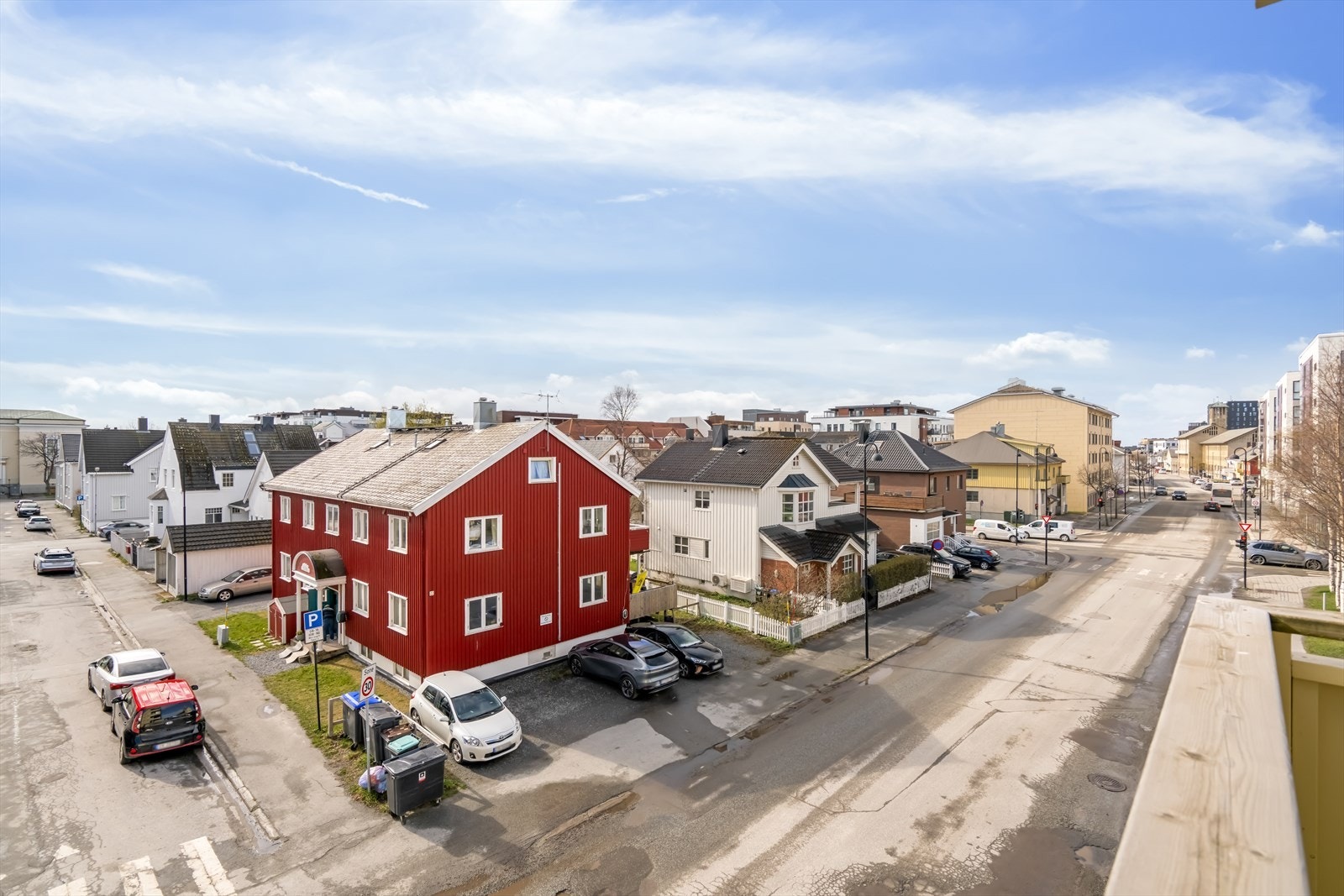 Dagligvarebutikker som Coop Prix og Kiwi ligger kun et par minutters gange unna. Galleribilde