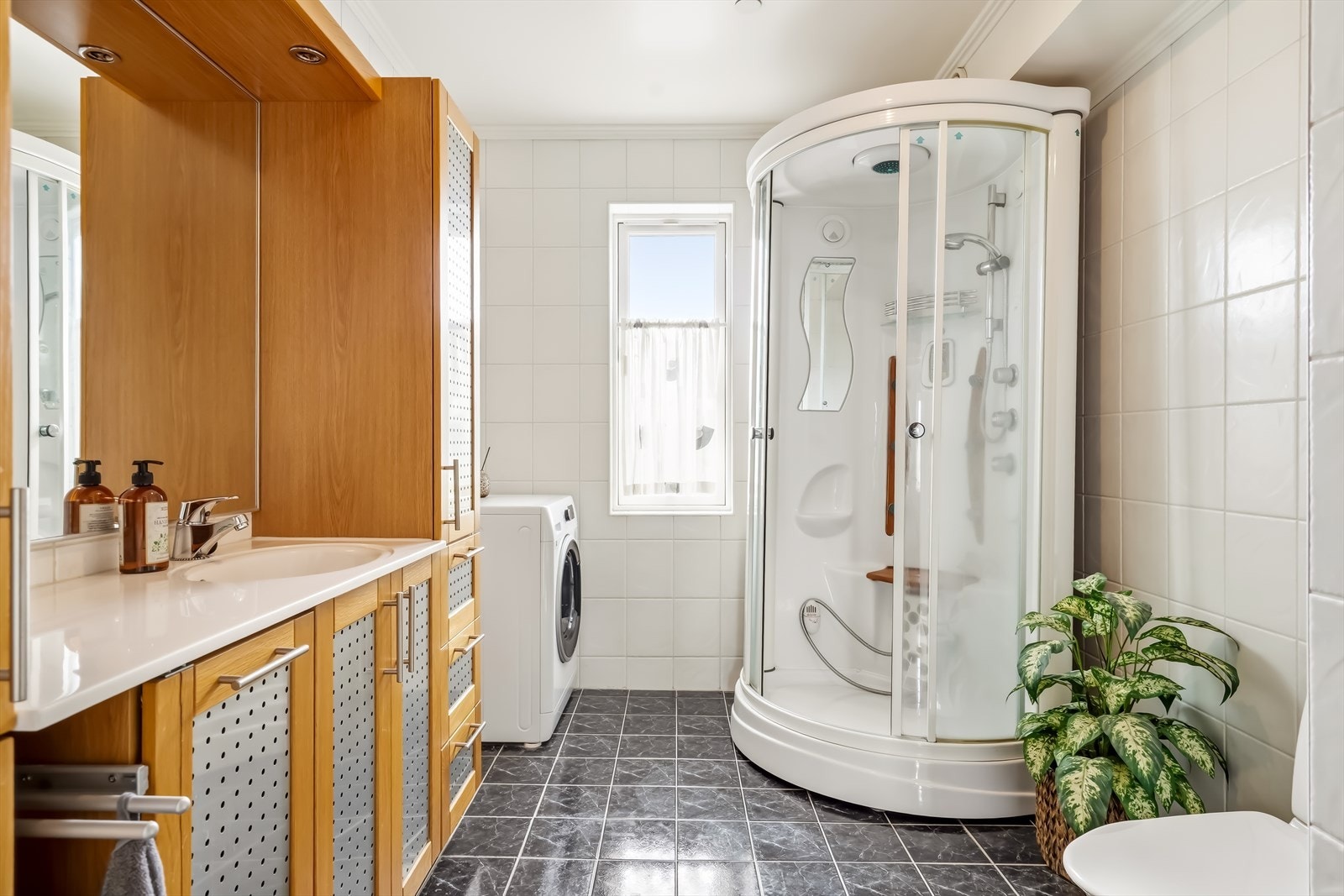 Badet er helfliset og har behagelige varmekabler i gulvet. Galleribilde
