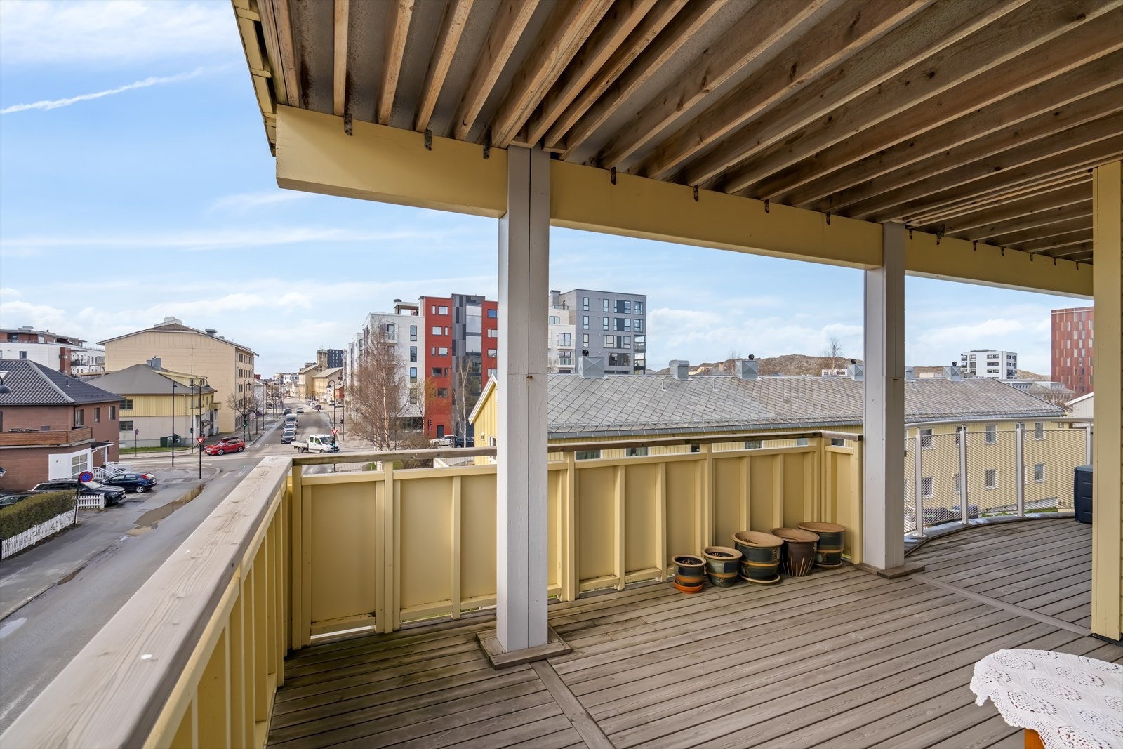 Balkongen strekker seg rundt to sider av bygget. Galleribilde