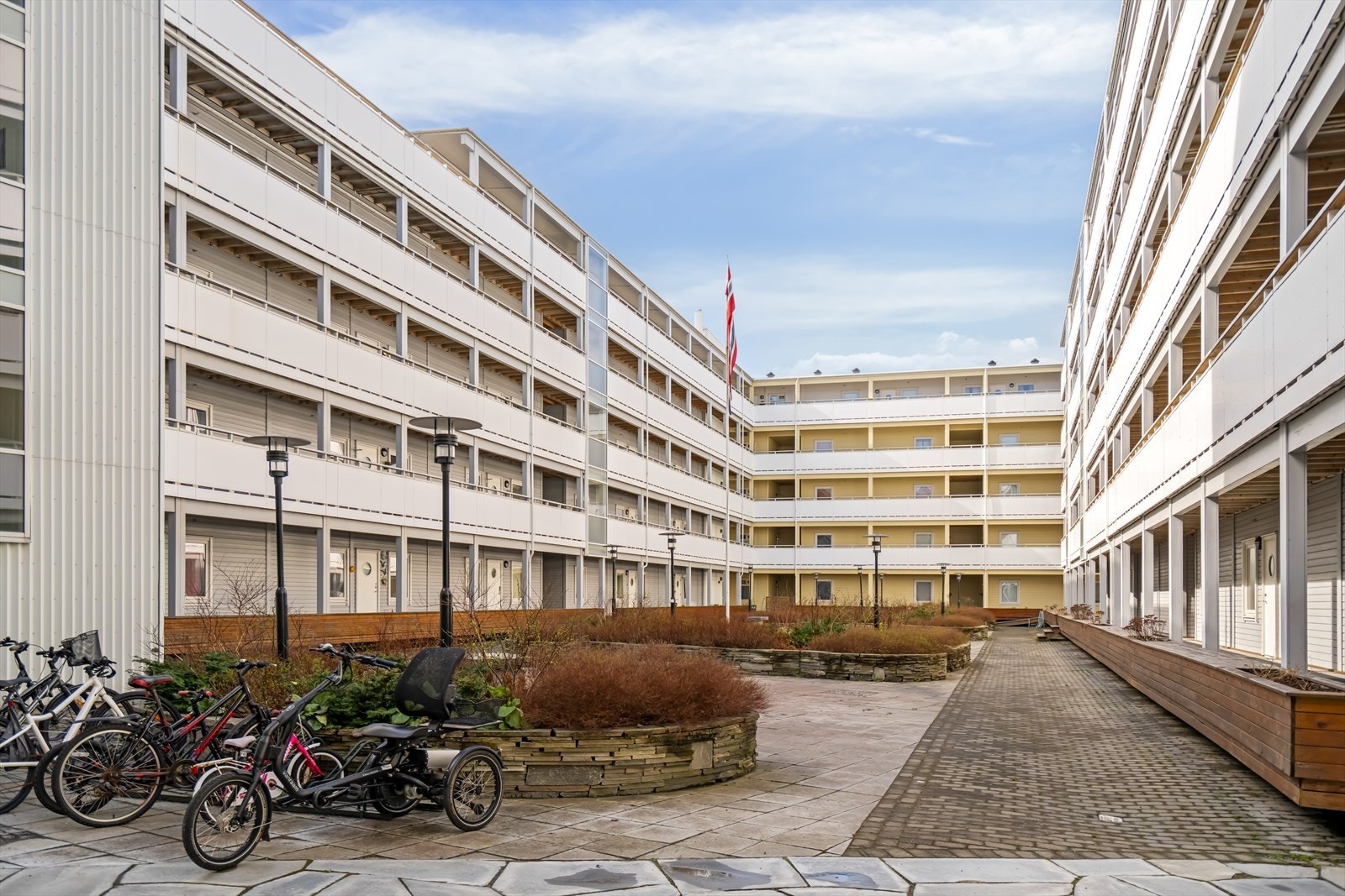 Bygget har et pent opparbeidet og skjermet gårdsrom. Galleribilde