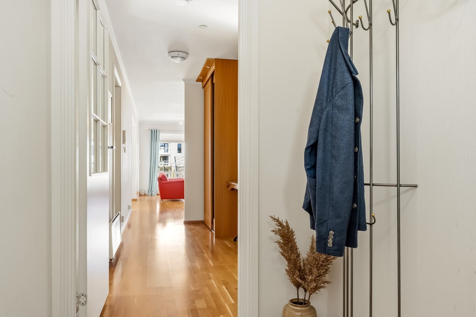 Entré og gang med plass for gode garderobe- og opphengsløsninger. Galleribilde