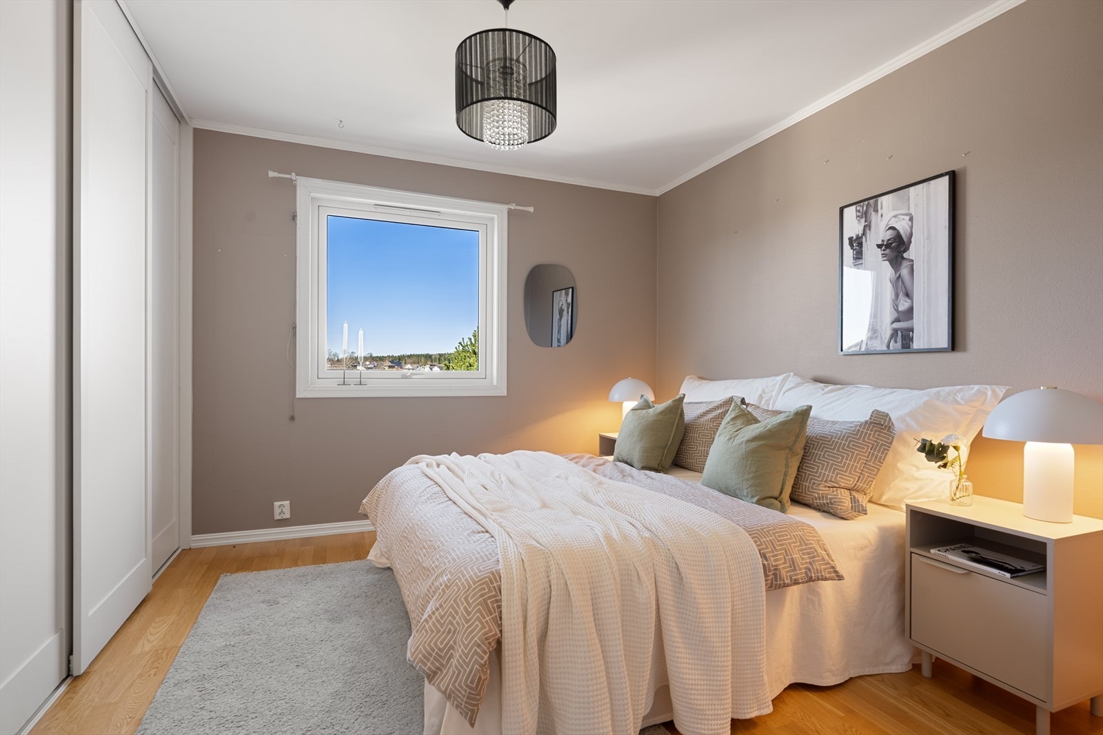 Hovedsoverommet har god plass til dobbeltseng og er utstyrt med en romslig skyvedørsgarderobe. Galleribilde