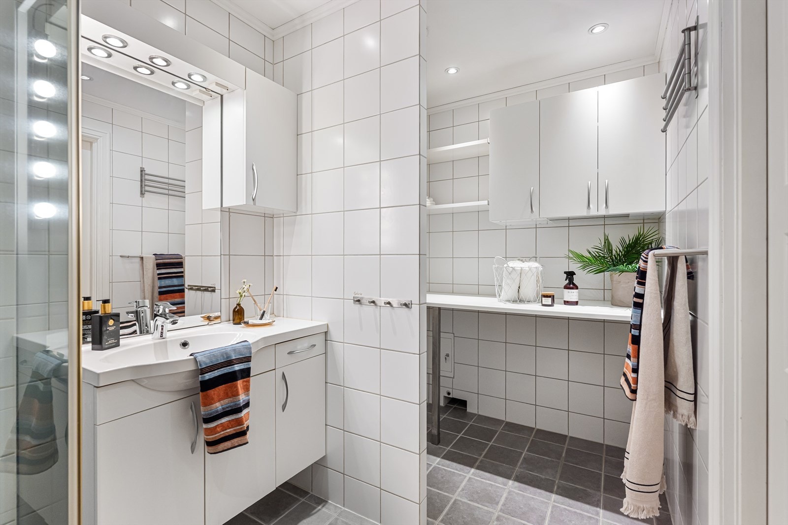 Badet har en praktisk nisje med opplegg for vaskemaskin og god skapplass. Galleribilde