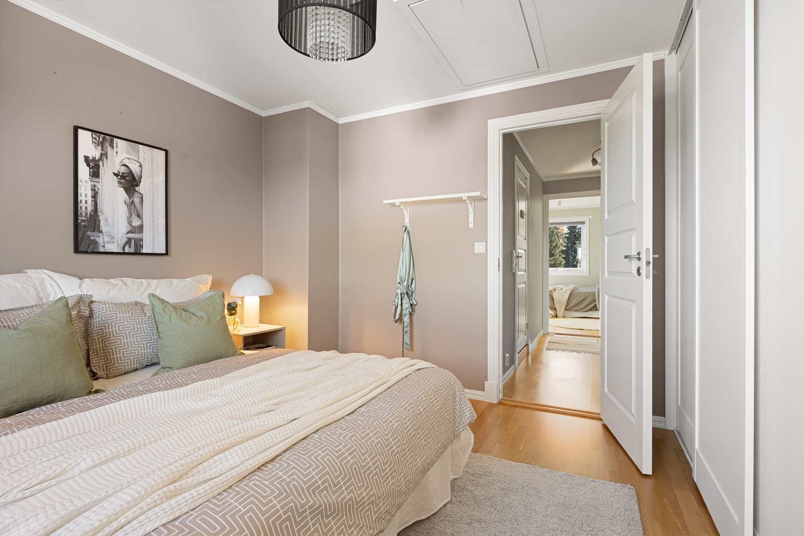 Fra soverommet er det adkomst til loft via loftsluke, som gir ekstra lagringsmuligheter. Galleribilde