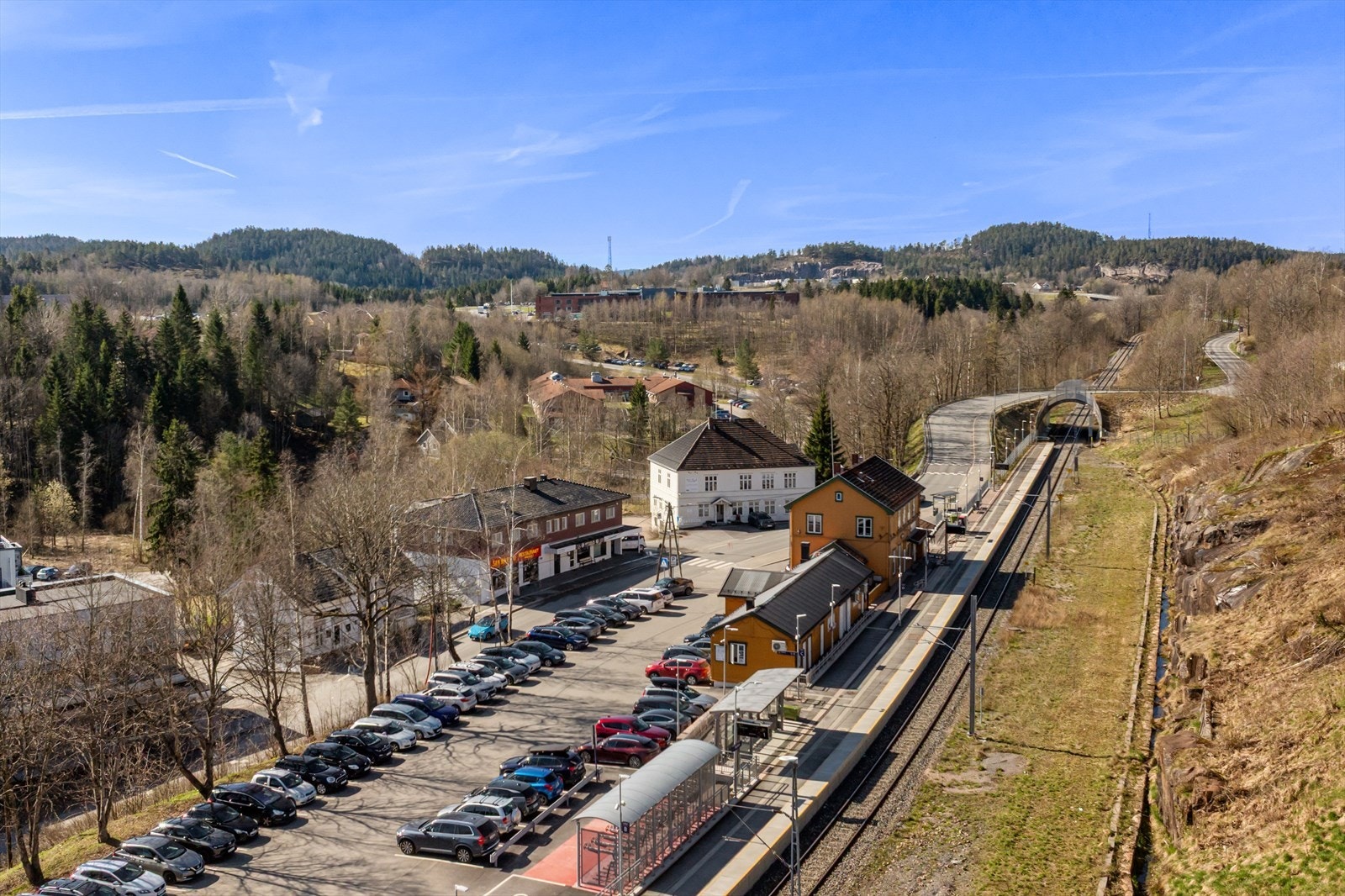 Røyken stasjon ligger kun 11 minutters gange unna, med togforbindelse (L1) til Oslo og Drammen. Galleribilde