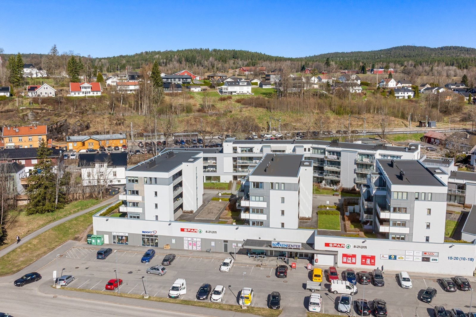 På Røykentorget, ca. 9 minutters gange unna, finner du dagligvarebutikker som Spar og Kiwi, samt apotek. Galleribilde