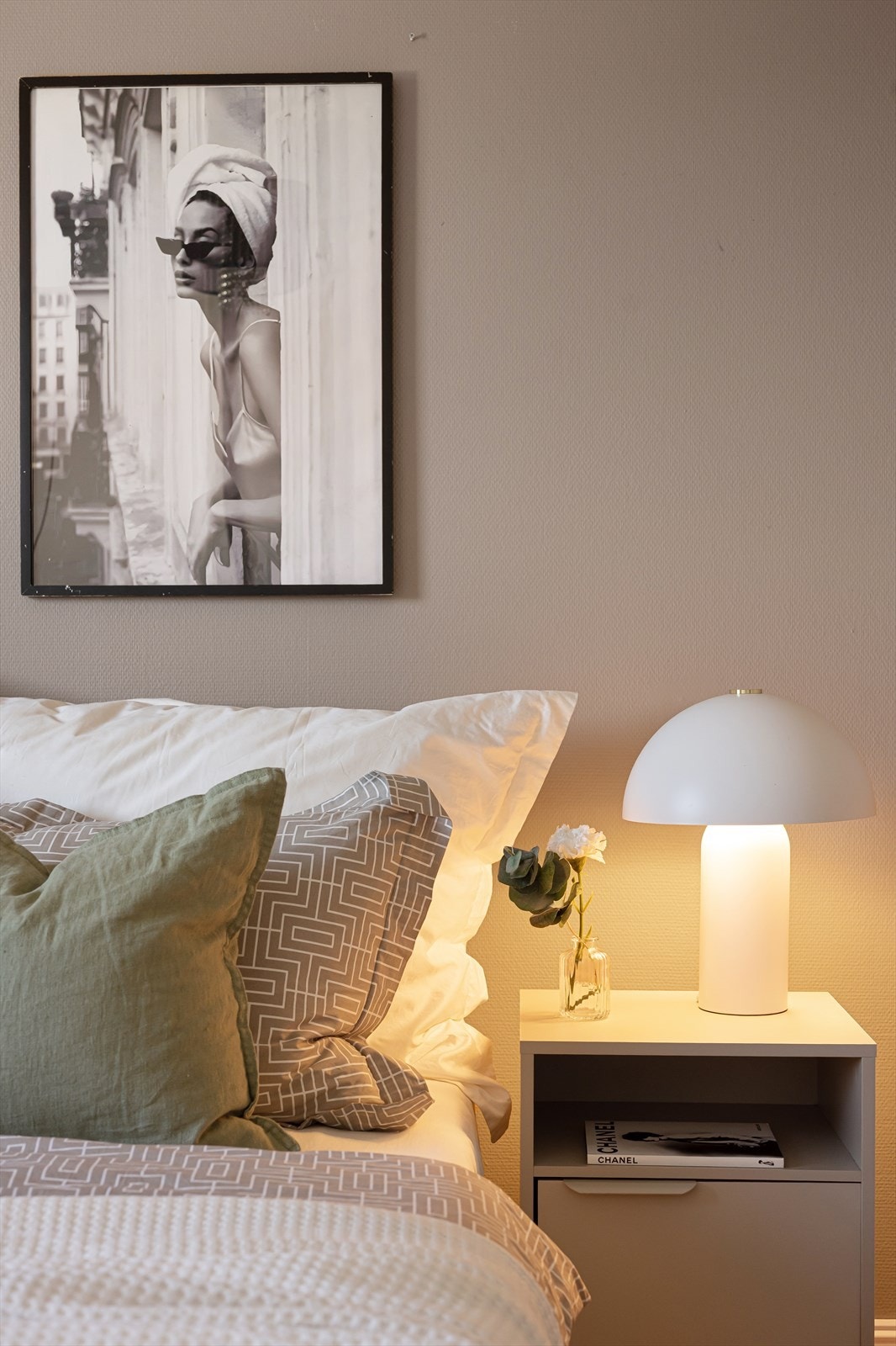 Vegger med malt glassfiberstrie og sparklede malte plater gir et rent uttrykk. Galleribilde