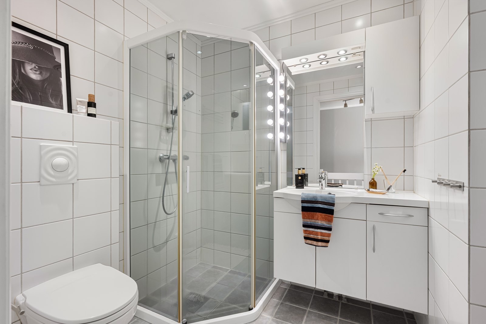 Badet er fra 2011 og er utstyrt med gulvvarme, veggmontert toalett og dusjhjørne. Galleribilde