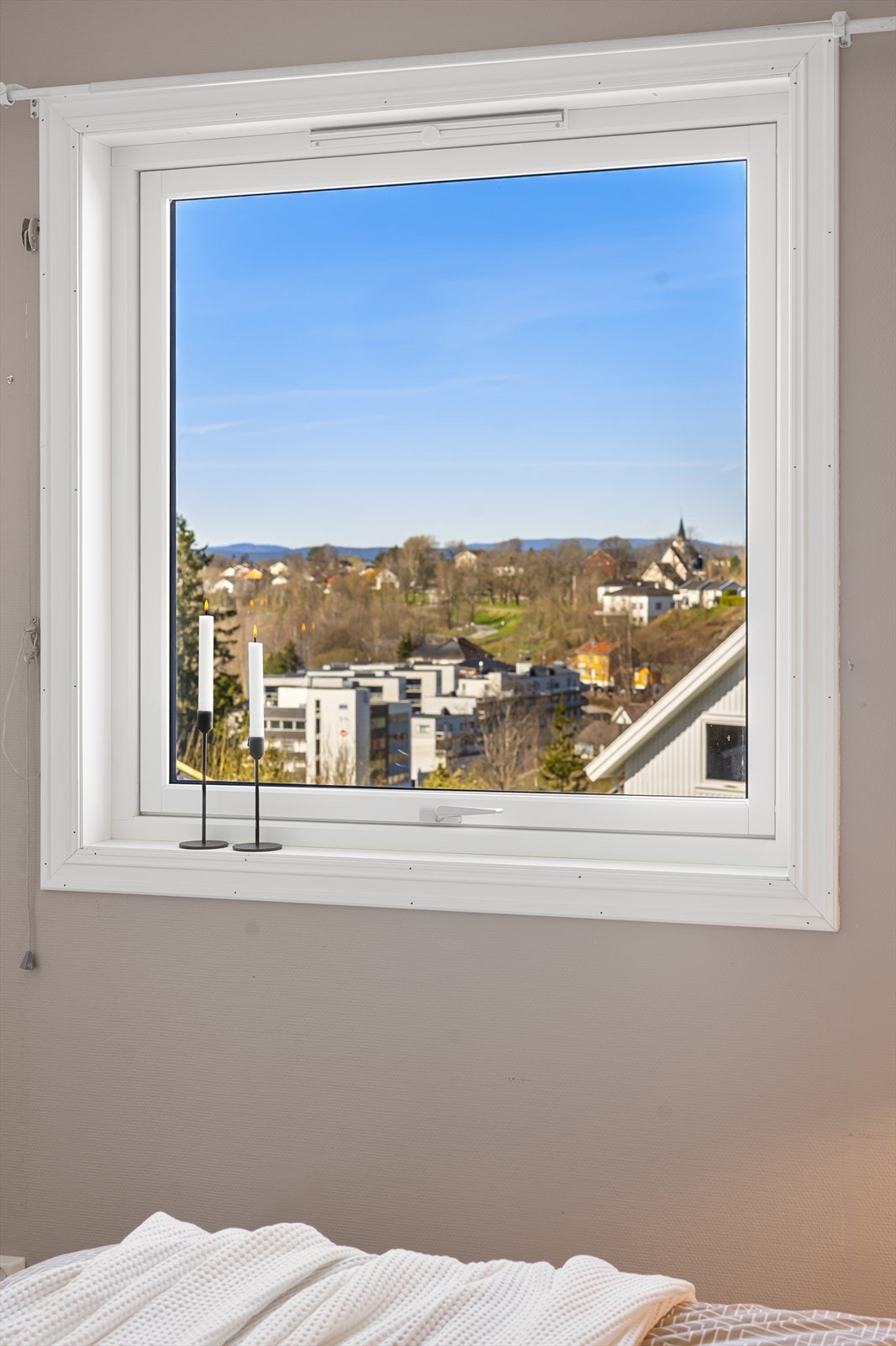 Vinduet på soverommet ble skiftet i 2020 og har tolags isolerglass. Galleribilde