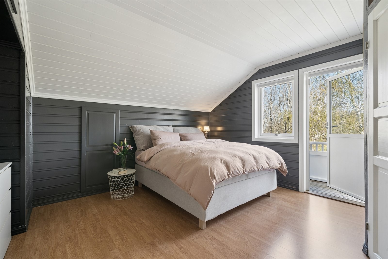 Opprinnelig loftsstue er omgjort til soverom med walk-in og et etablert bad. Rommene er ikke søkt bruksendret hos kommunen. Se punkt under ferdigattest for mer informasjon. Galleribilde