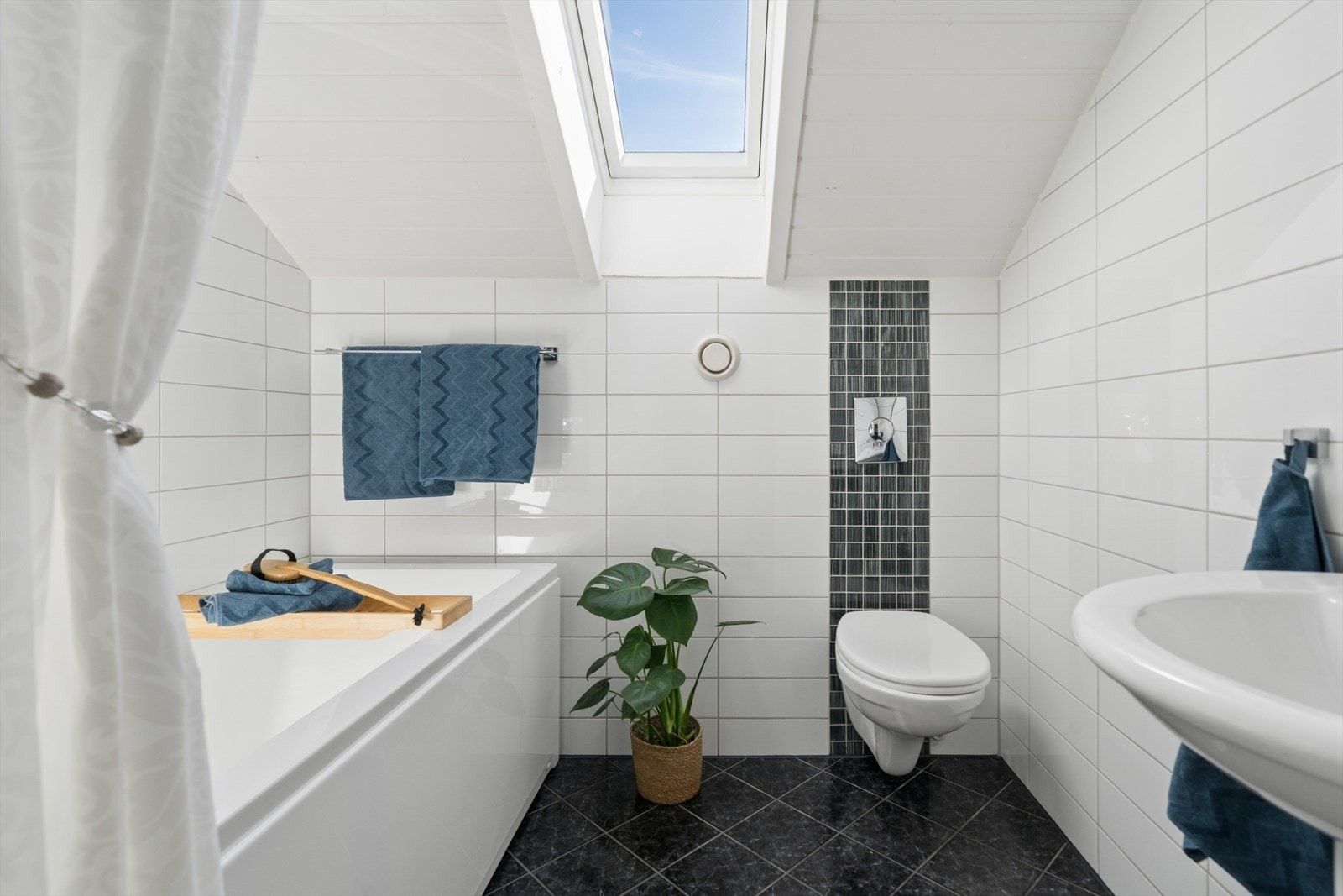 Badet i andre etasje er fra 2006 og har badekar, vegghengt toalett og takvindu som gir godt lys. Badet er ikke søkt bruksendret. Se punkt under ferdigattest for mer informasjon. Galleribilde