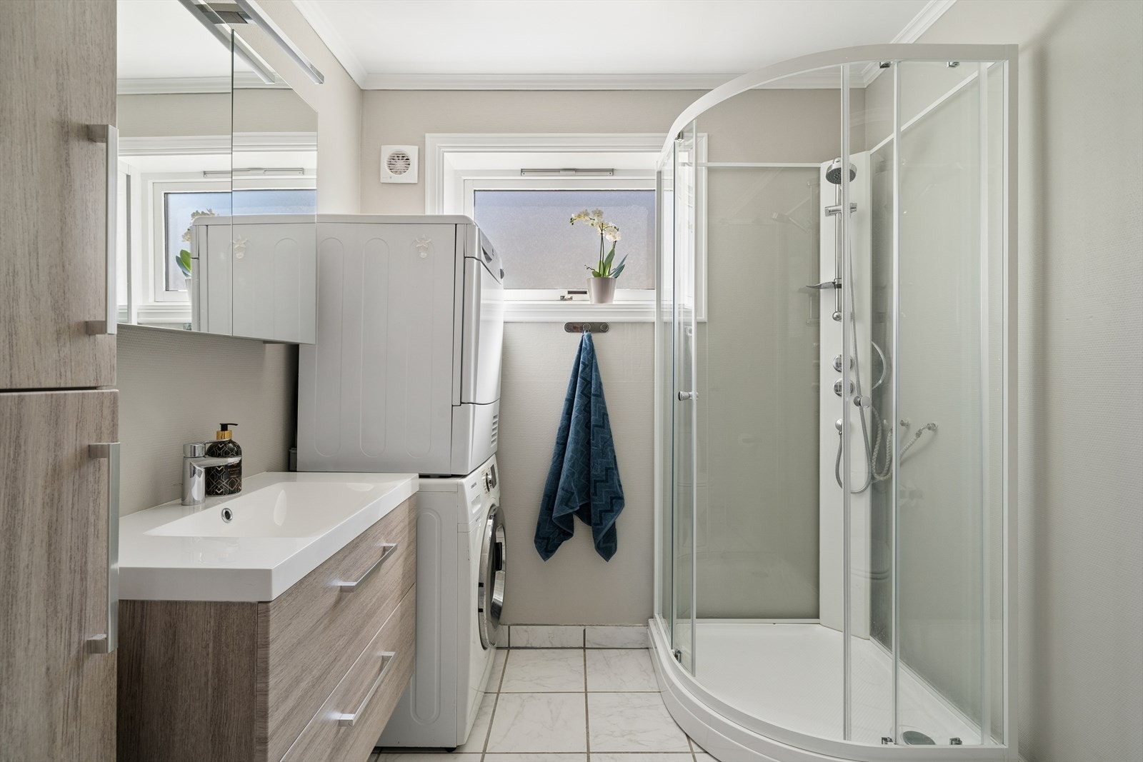 Badet i utleiedelen ble oppgradert i 2024 med malte overflater og nytt inventar. Rommet har gulvvarme og opplegg for vaskemaskin. Galleribilde