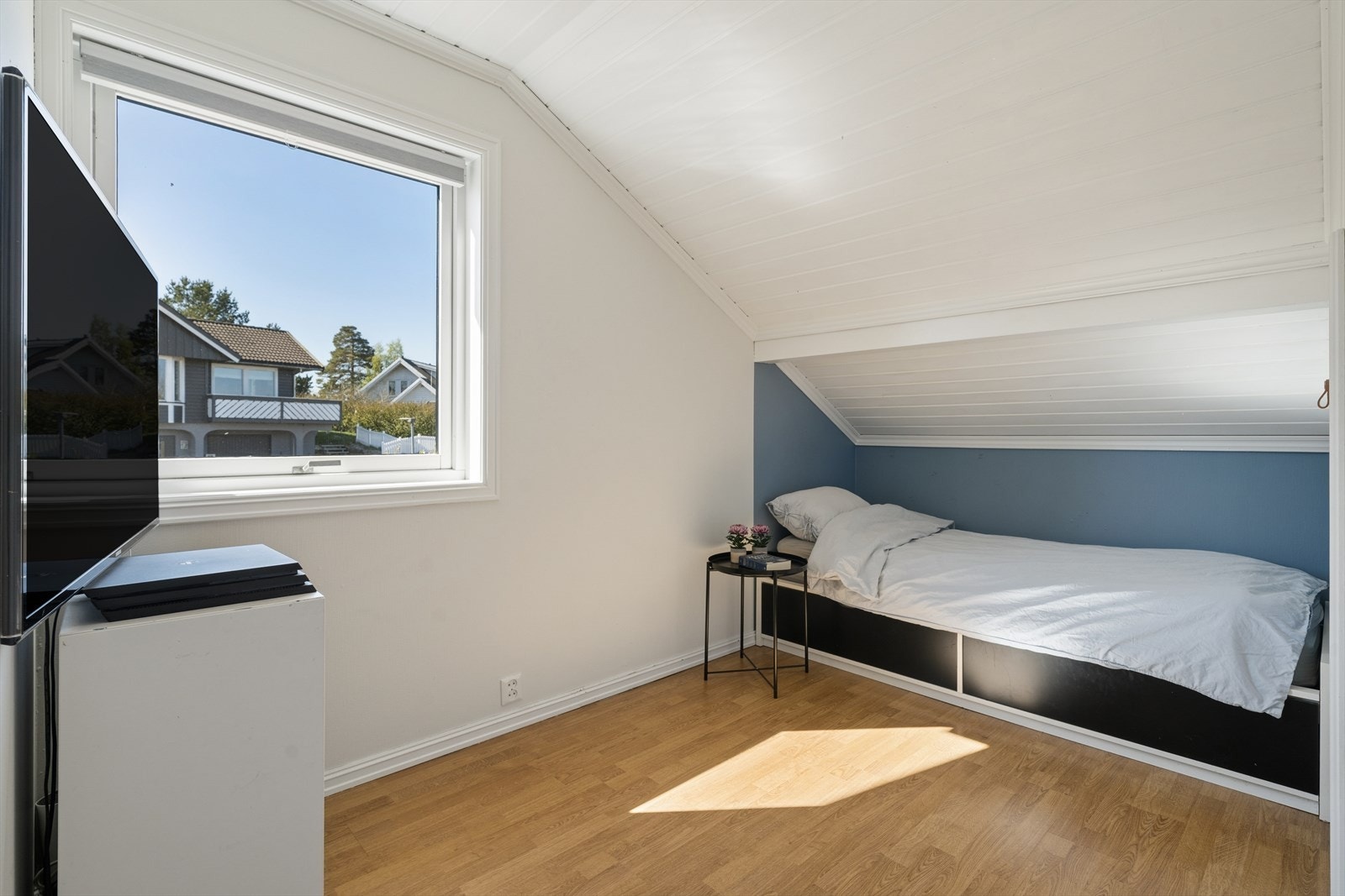 Soverom to i 2.etasje med plass til seng og oppbevaringsmøblement. Galleribilde