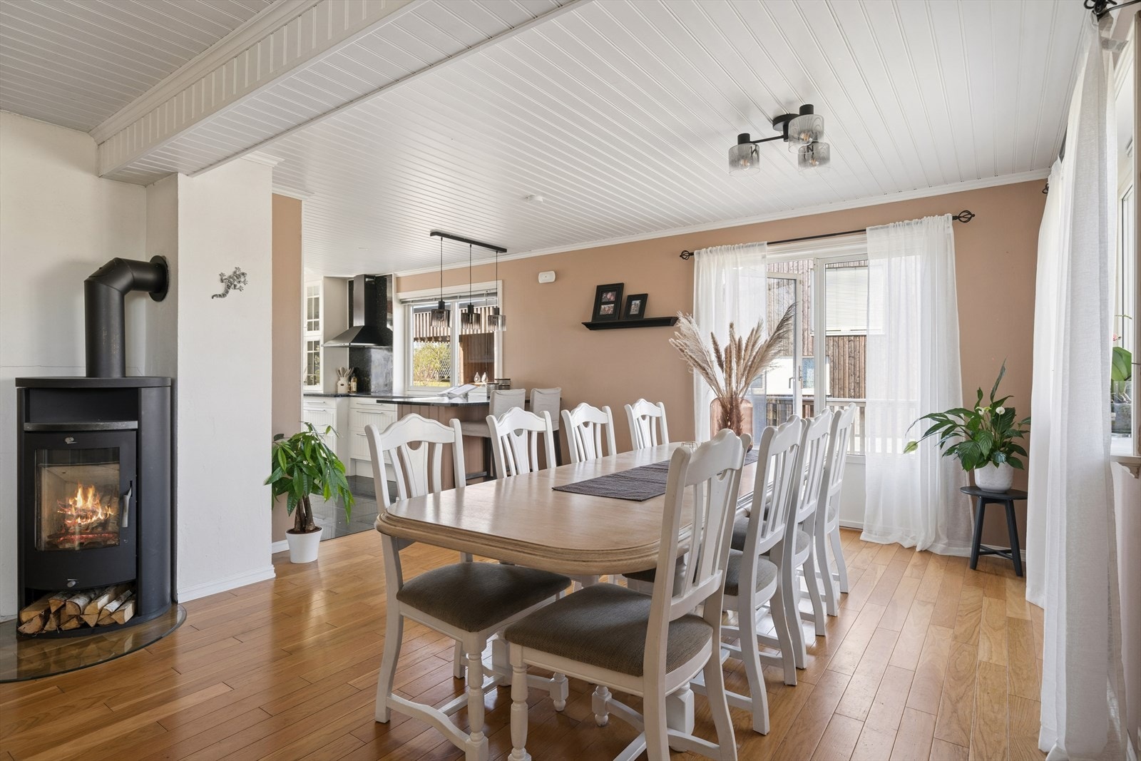 Stuen har plass til en stor spisegruppe - her kan måltider nytes sammen med familie og venner. Galleribilde
