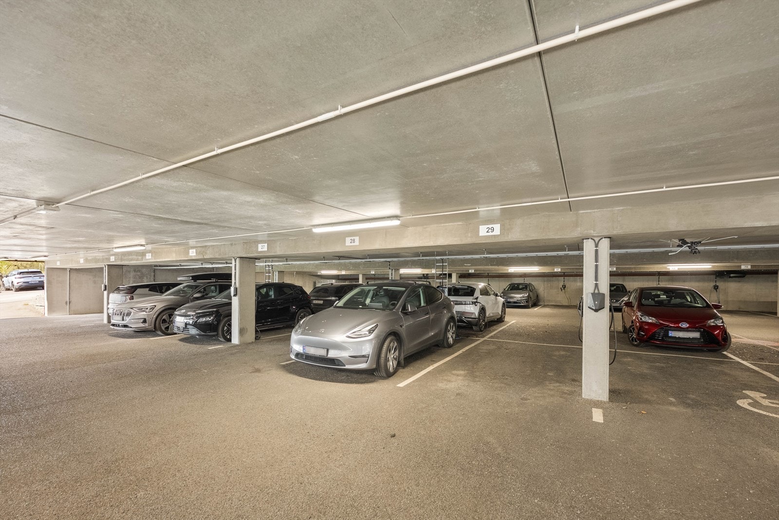 Det medfølger en fast parkeringsplass i felles garasjeanlegg Galleribilde