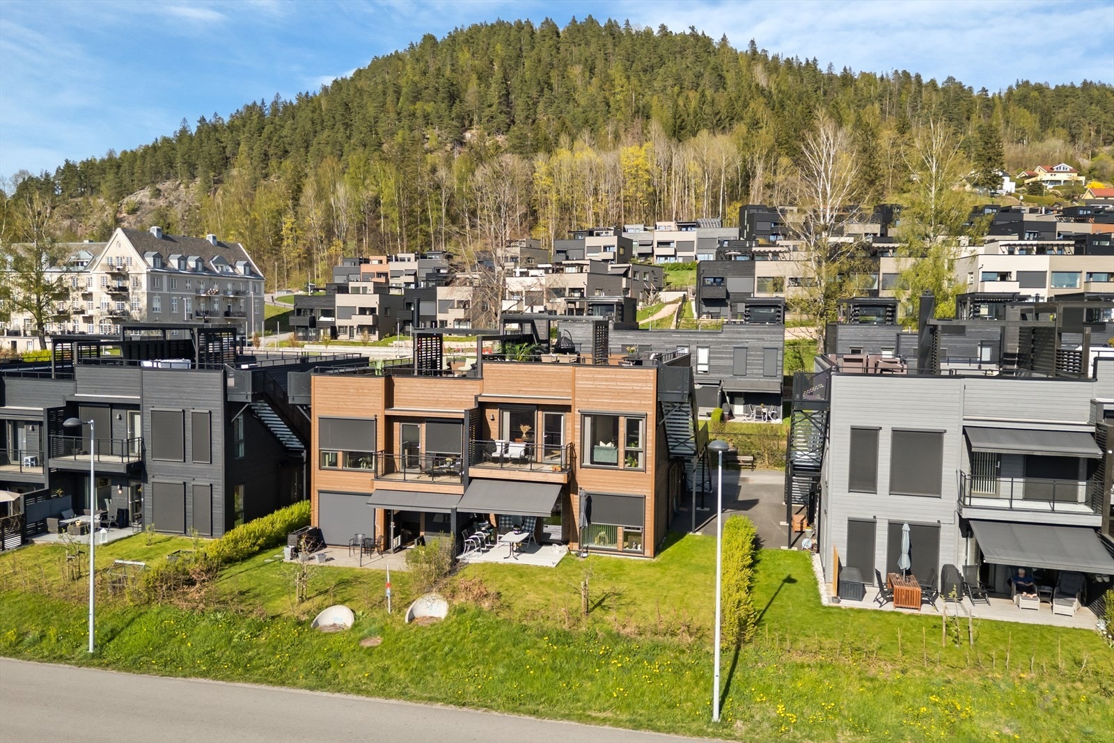 Bygget har yttervegger i bindingsverk med liggende kledning. Galleribilde