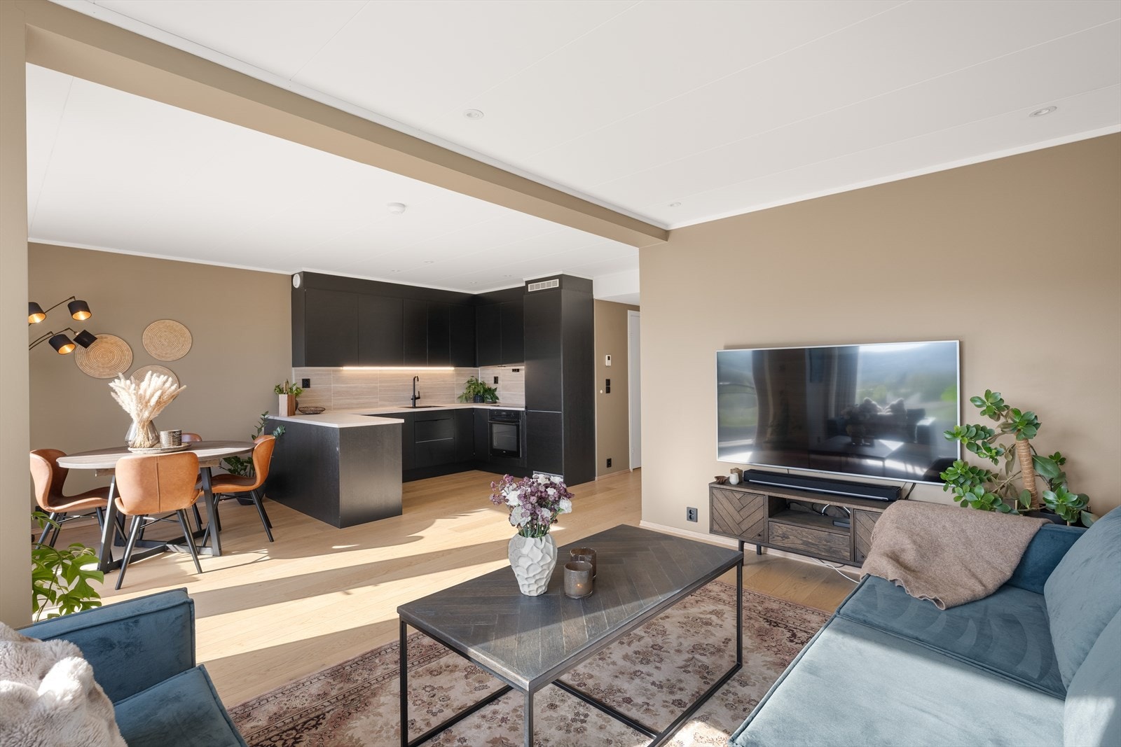 Leiligheten ligger i andre etasje i et bygg fra 2021, med en ettertraktet plassering i fremste rekke på feltet. Galleribilde