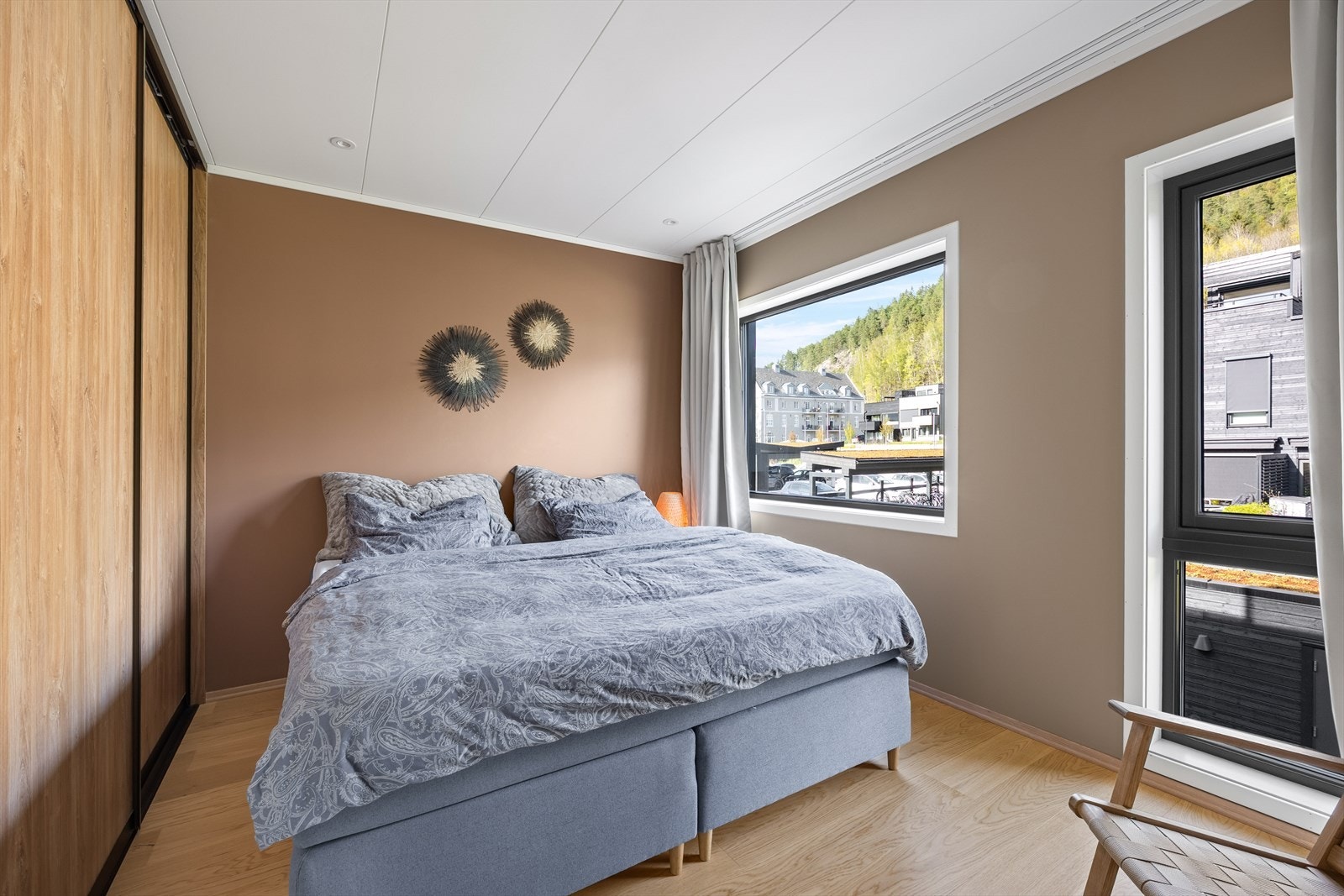 Rommet har parkett på gulvet og malte veggflater. Galleribilde
