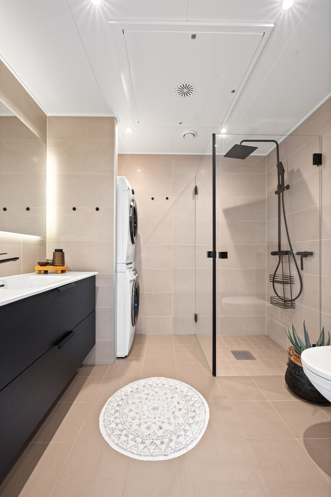 Badet er helfliset og har vannbåren gulvvarme. Her er det dusjnisje med glassvegger og praktisk opplegg for vaskesøyle. Galleribilde