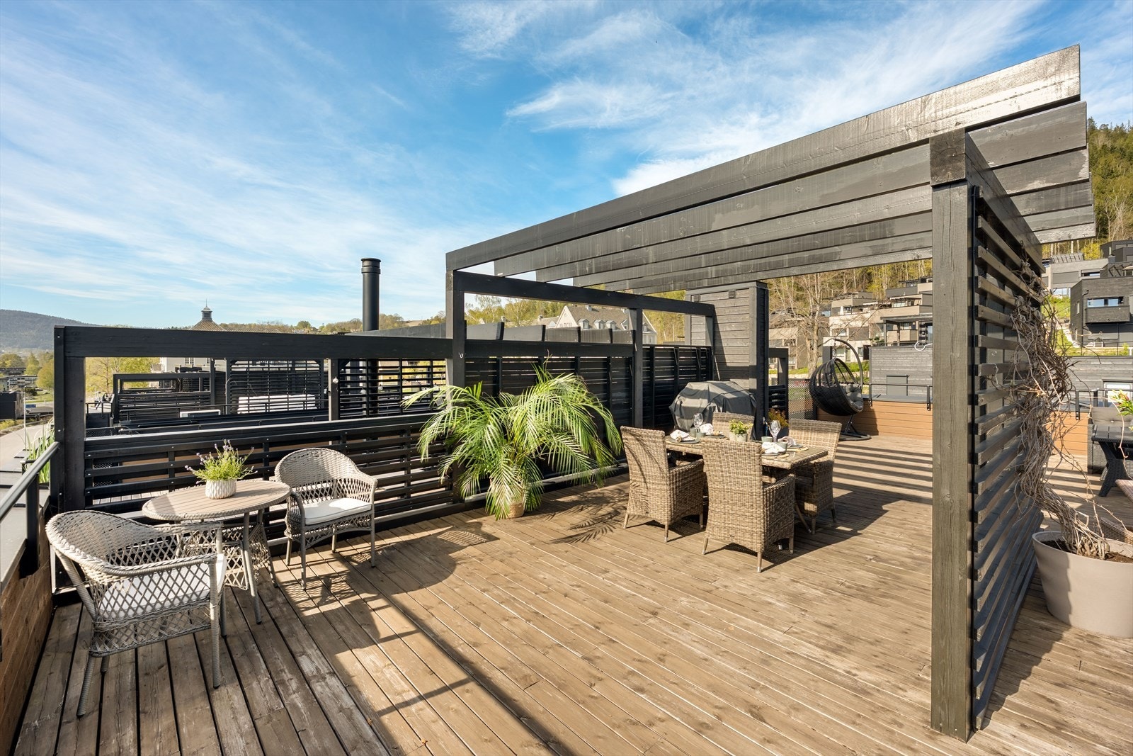 Takterrassen er delt inn i flere soner med pergola og levegger. Galleribilde