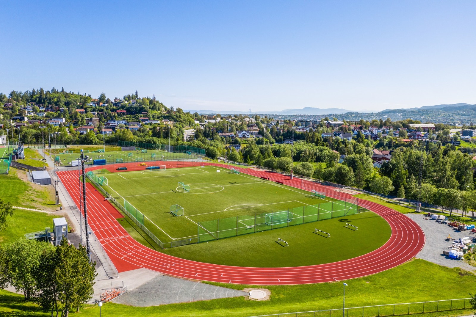 Dalgård byr på fantastiske fasiliteter, blant annet ishall, tennisbaner, fotballbane og løpebane. Galleribilde