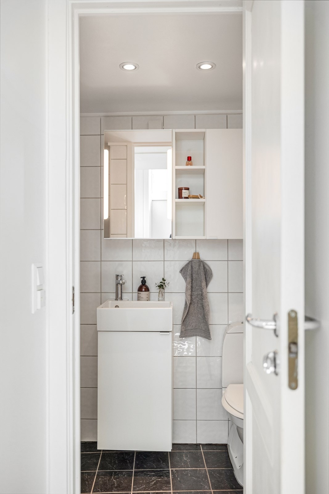 Spotlights i himling, varmekabler i gulv, samt opplegg for vaskemaskin på rommet. Galleribilde