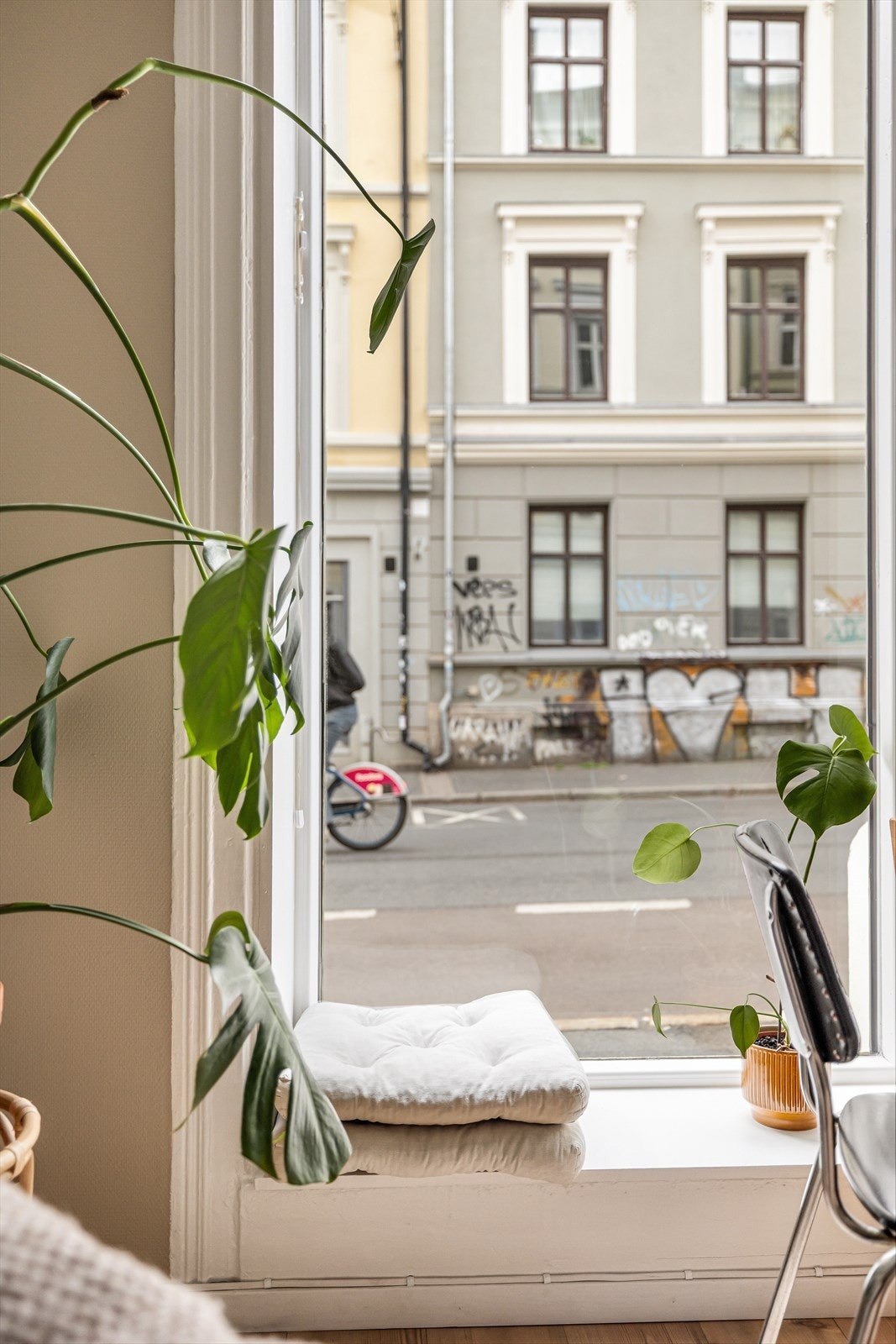 I de dype vinduskarmene er det perfekt for diverse pynt, eller å benytte som en koselig "lesekrok" med puter og pledd. Galleribilde
