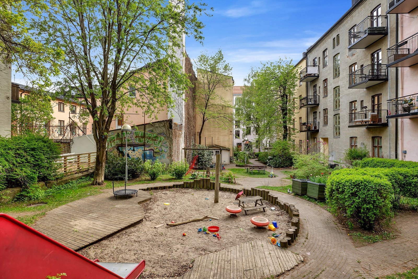 Bakgården er opparbeidet med bl.a. sittegrupper, lekeplasser, beplantning m.m. Galleribilde