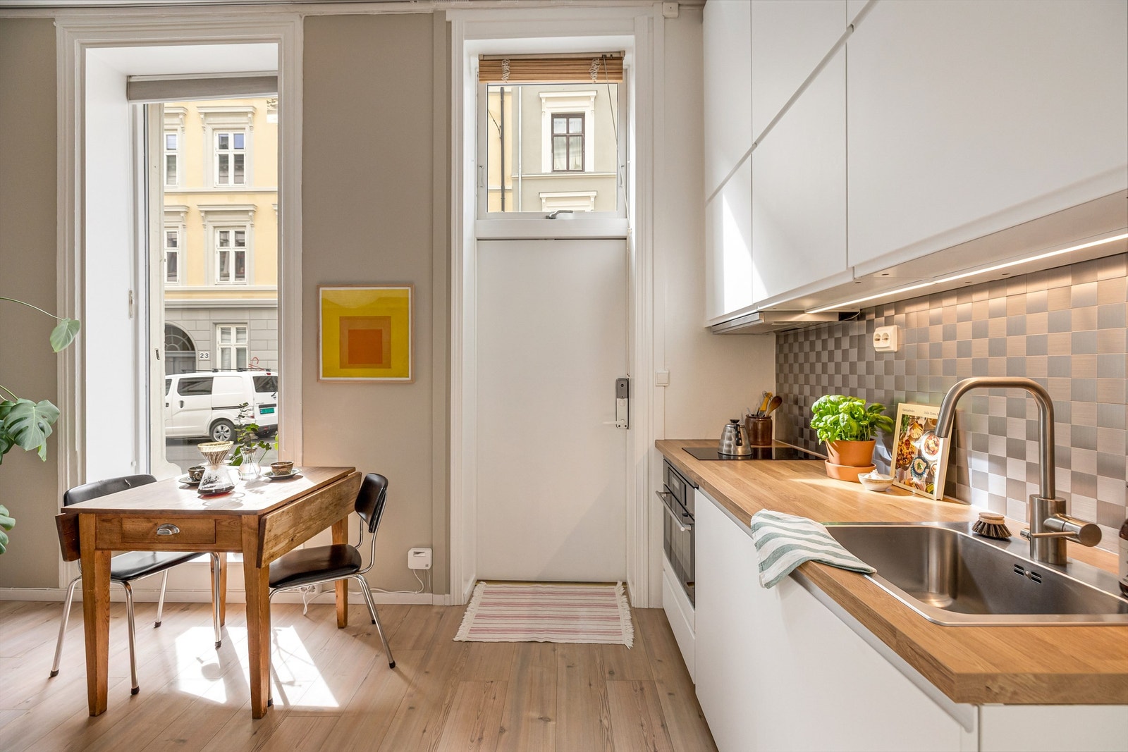 Kjøkkenet har glatte skapfronter og benkeplate av laminat. Galleribilde