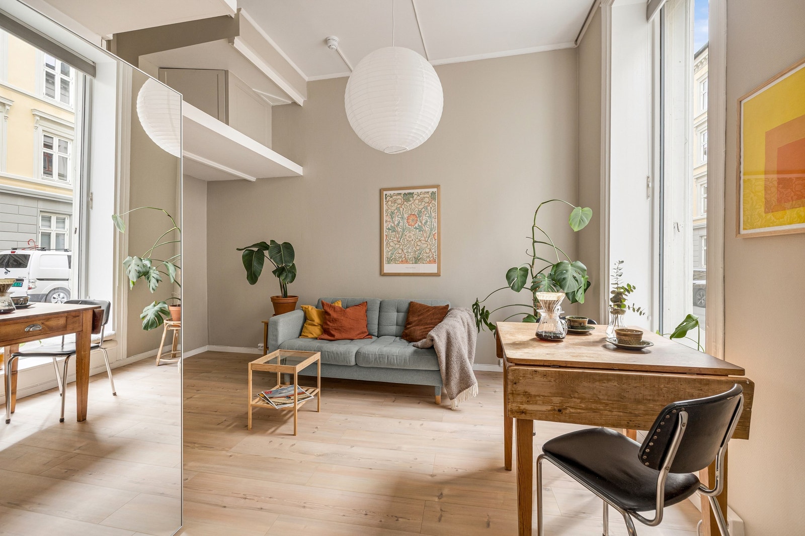 Her har du plass til både sofa og enkel spisesone, i tillegg til planter og oppbevaringsmøblement. Galleribilde
