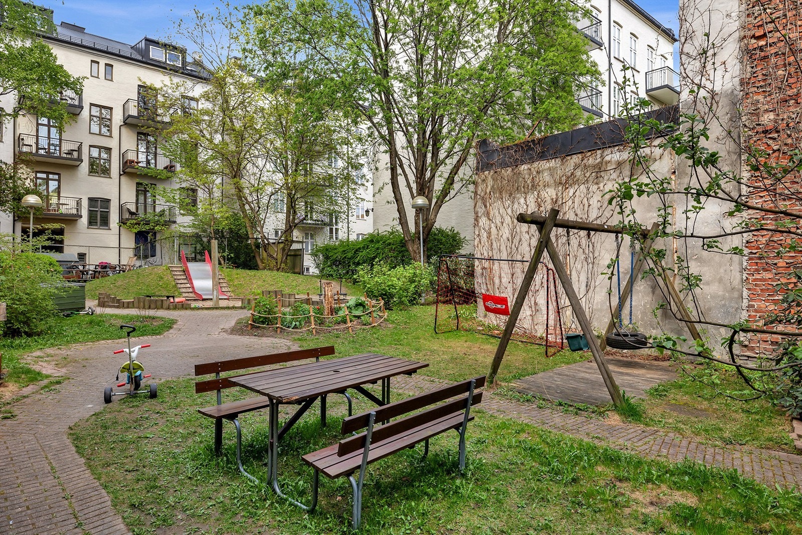 Hyggelig felles bakgård tilhørende sameiet. Galleribilde