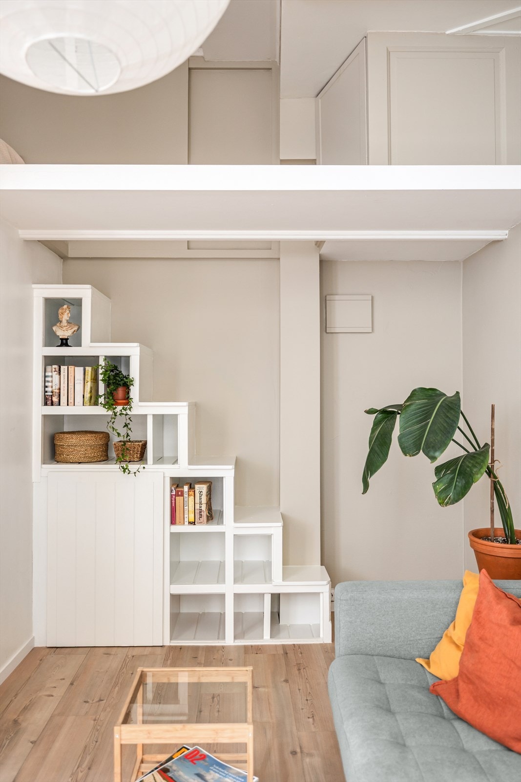 Selv trappen opp mot hemsen er utnyttet til det fulleste, ved å fungere som både en trapp og skap-/hylleløsning. Galleribilde