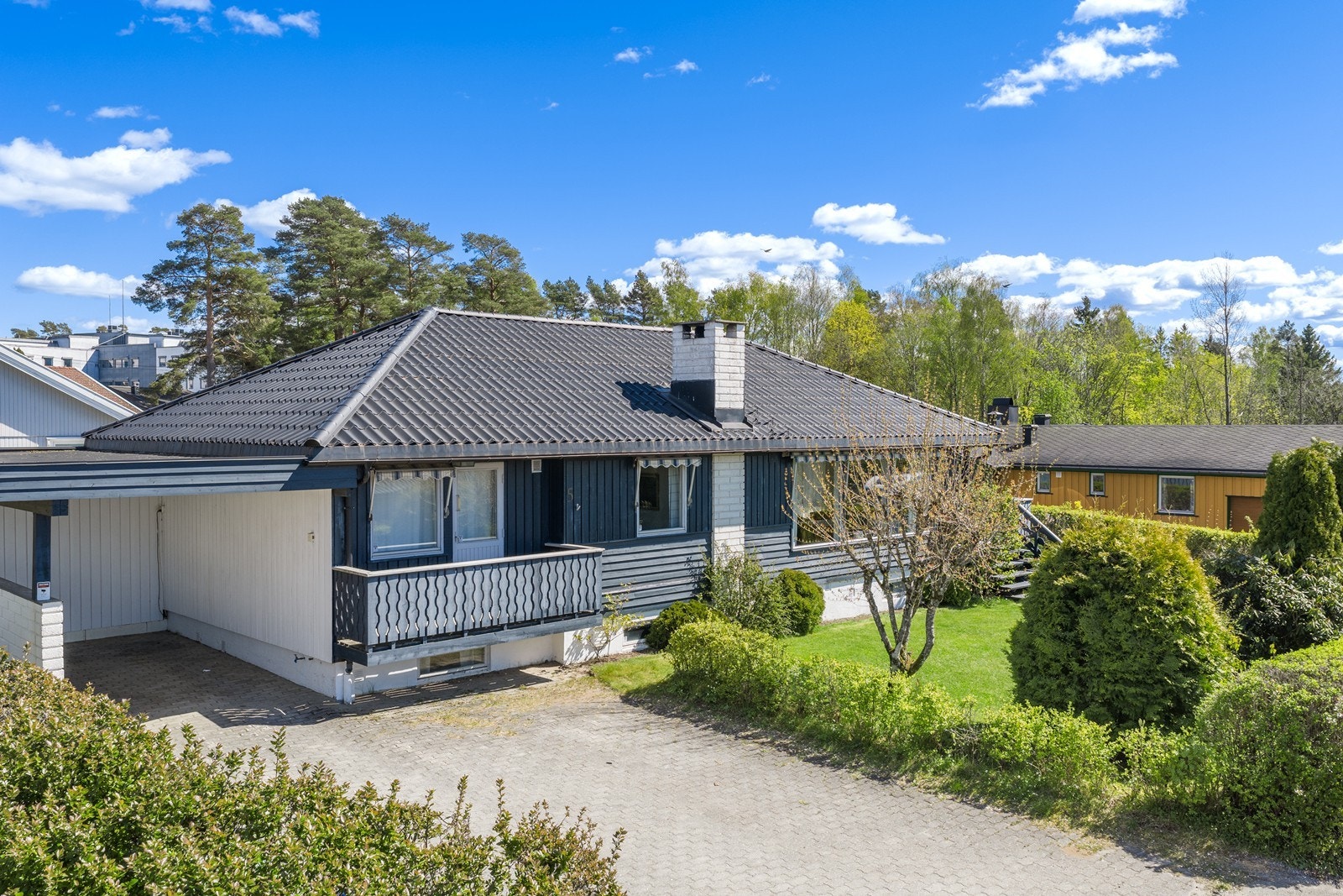 Enebolig med fasade i trekledning og saltak, oppført i 1976. Bygningen har en carport og er omgitt av en opparbeidet hage på en flat tomt. Galleribilde