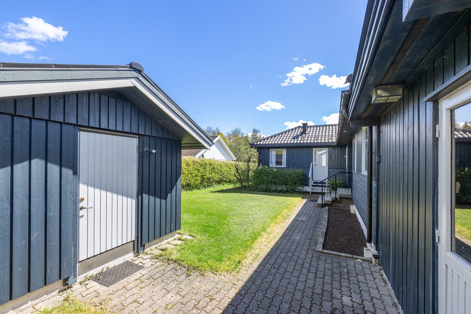 Eiet tomt på 696,9 m² med plenarealer og diverse beplantning gir et trivelig uteområde. Galleribilde