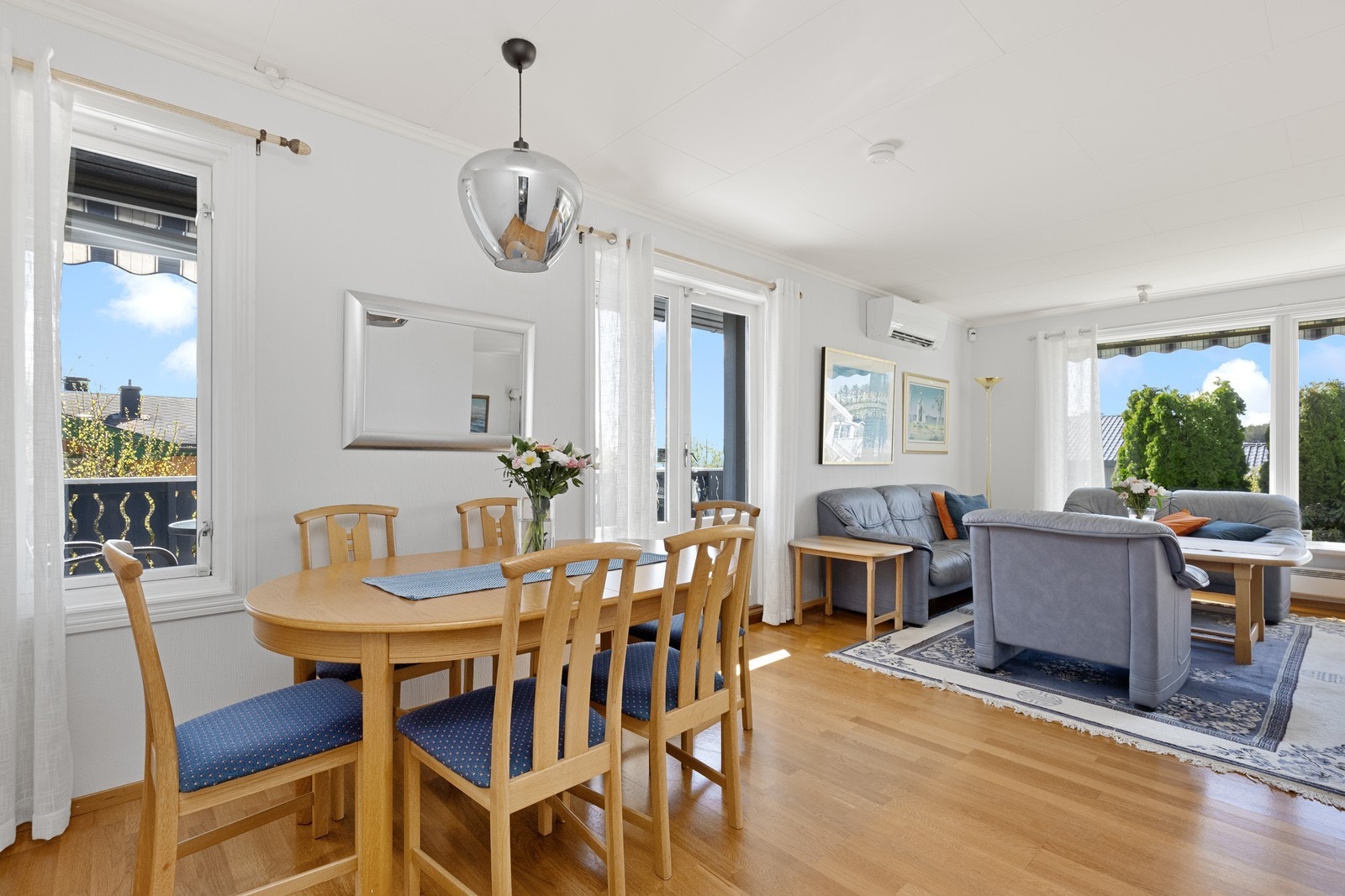 Spiseplassen er praktisk plassert i tilknytning til stuen. Galleribilde