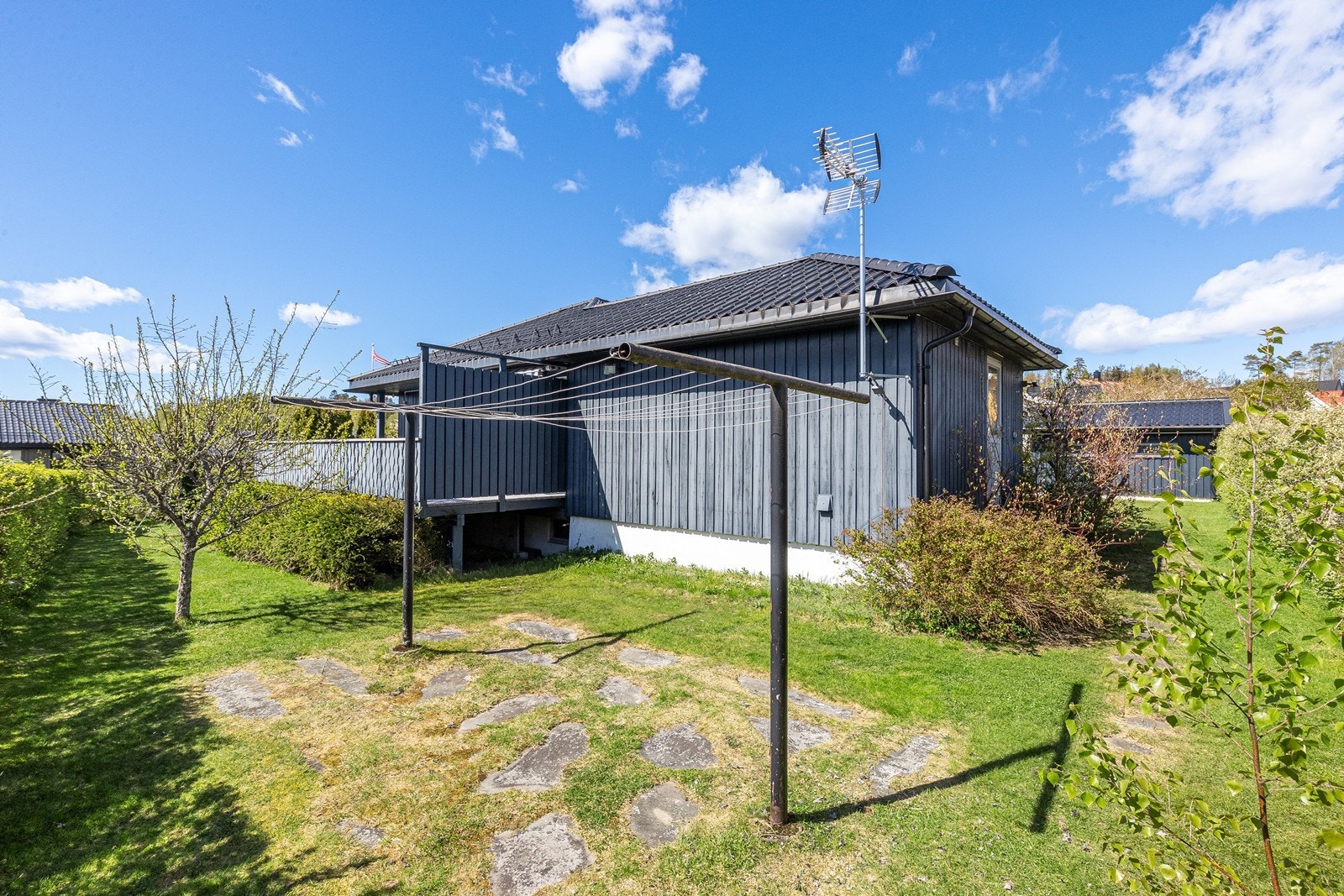 Flat tomt på 696,9 m2 med plenareal og diverse beplantning. Galleribilde