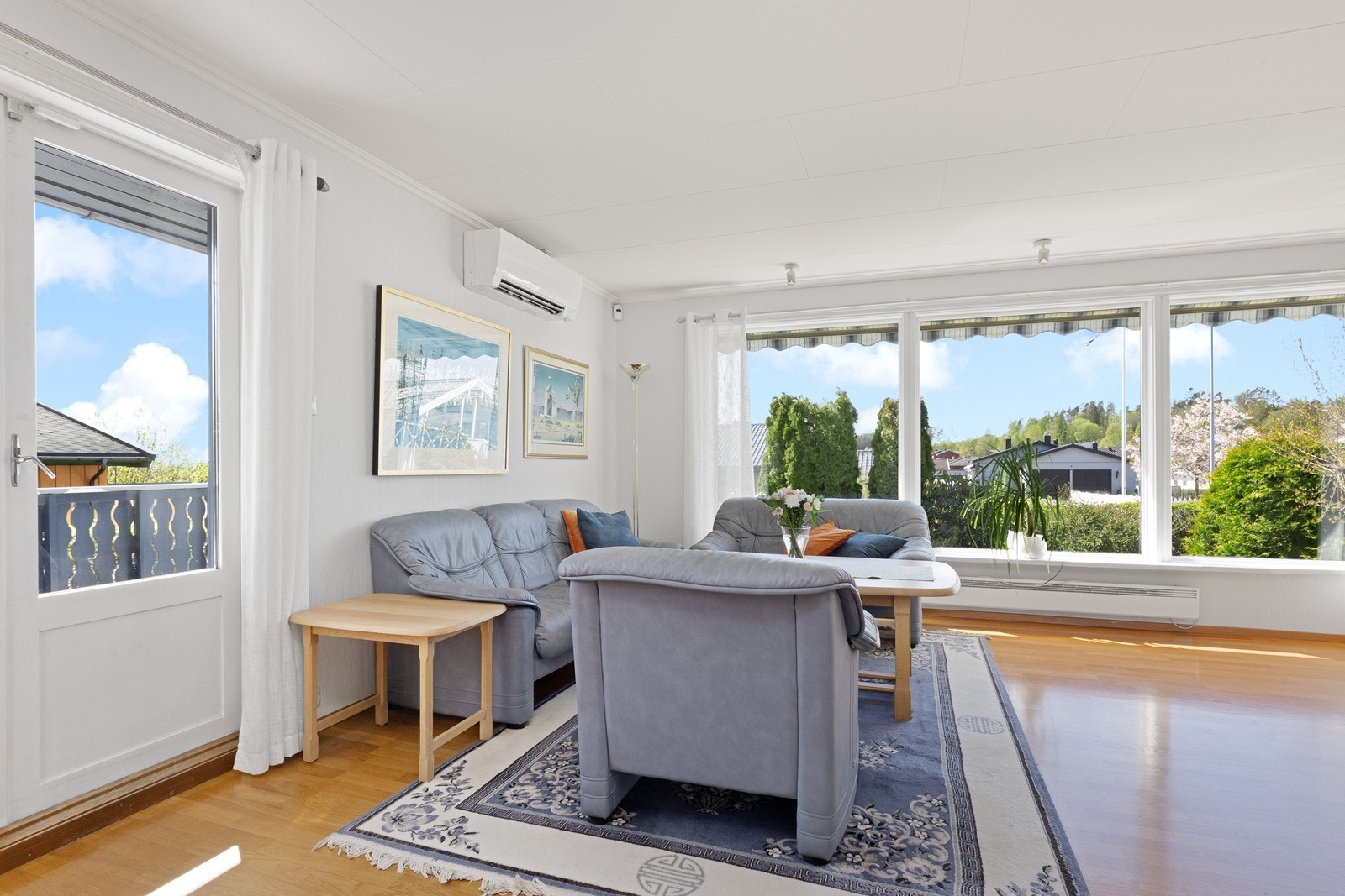 Store vindusflater gir rikelig lys og utsyn i stuen. Galleribilde